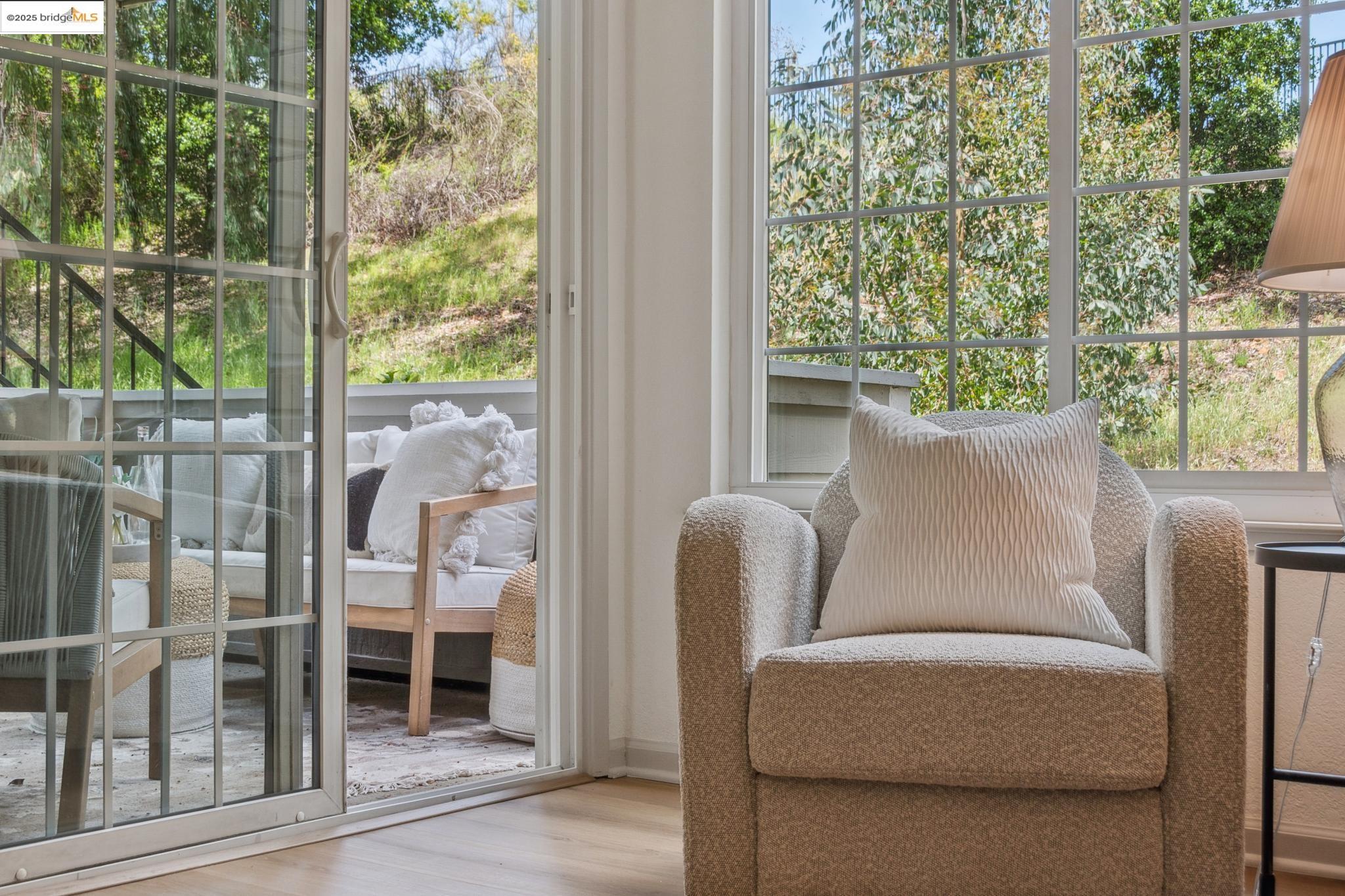 Detail Gallery Image 4 of 39 For 635 Canyon Oaks Dr #B,  Oakland,  CA 94605 - 1 Beds | 1 Baths
