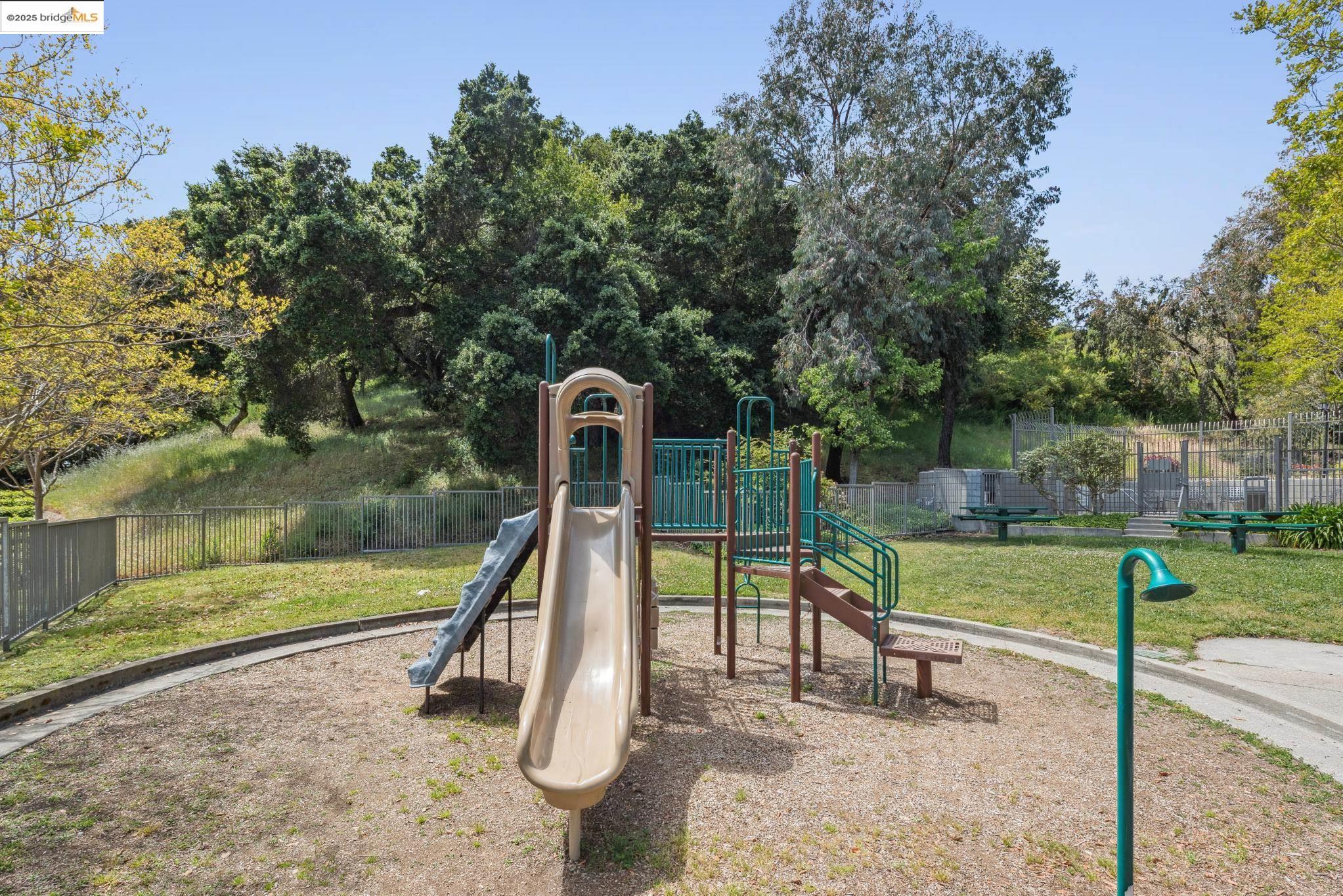 Detail Gallery Image 33 of 39 For 635 Canyon Oaks Dr #B,  Oakland,  CA 94605 - 1 Beds | 1 Baths
