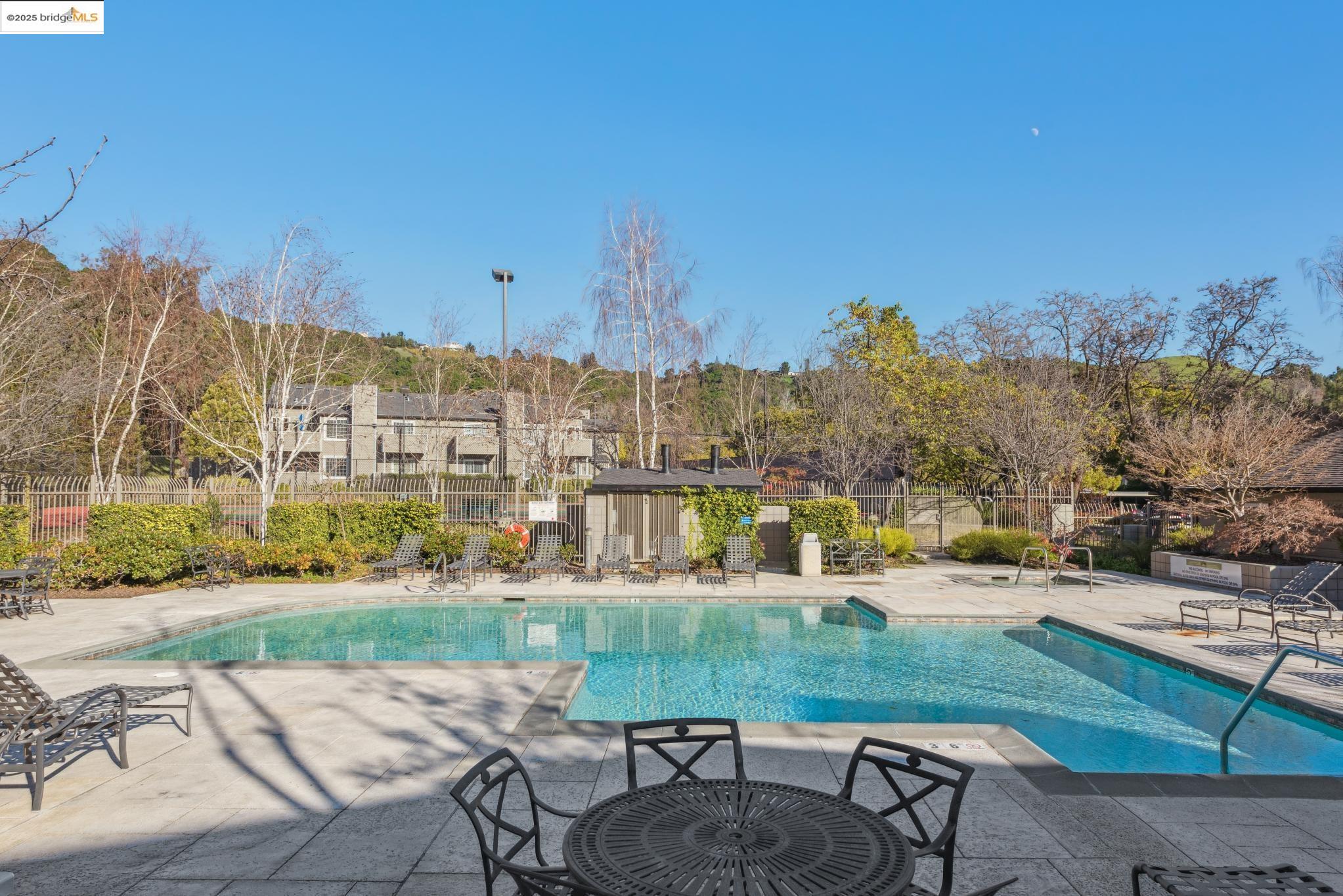 Detail Gallery Image 35 of 39 For 635 Canyon Oaks Dr #B,  Oakland,  CA 94605 - 1 Beds | 1 Baths