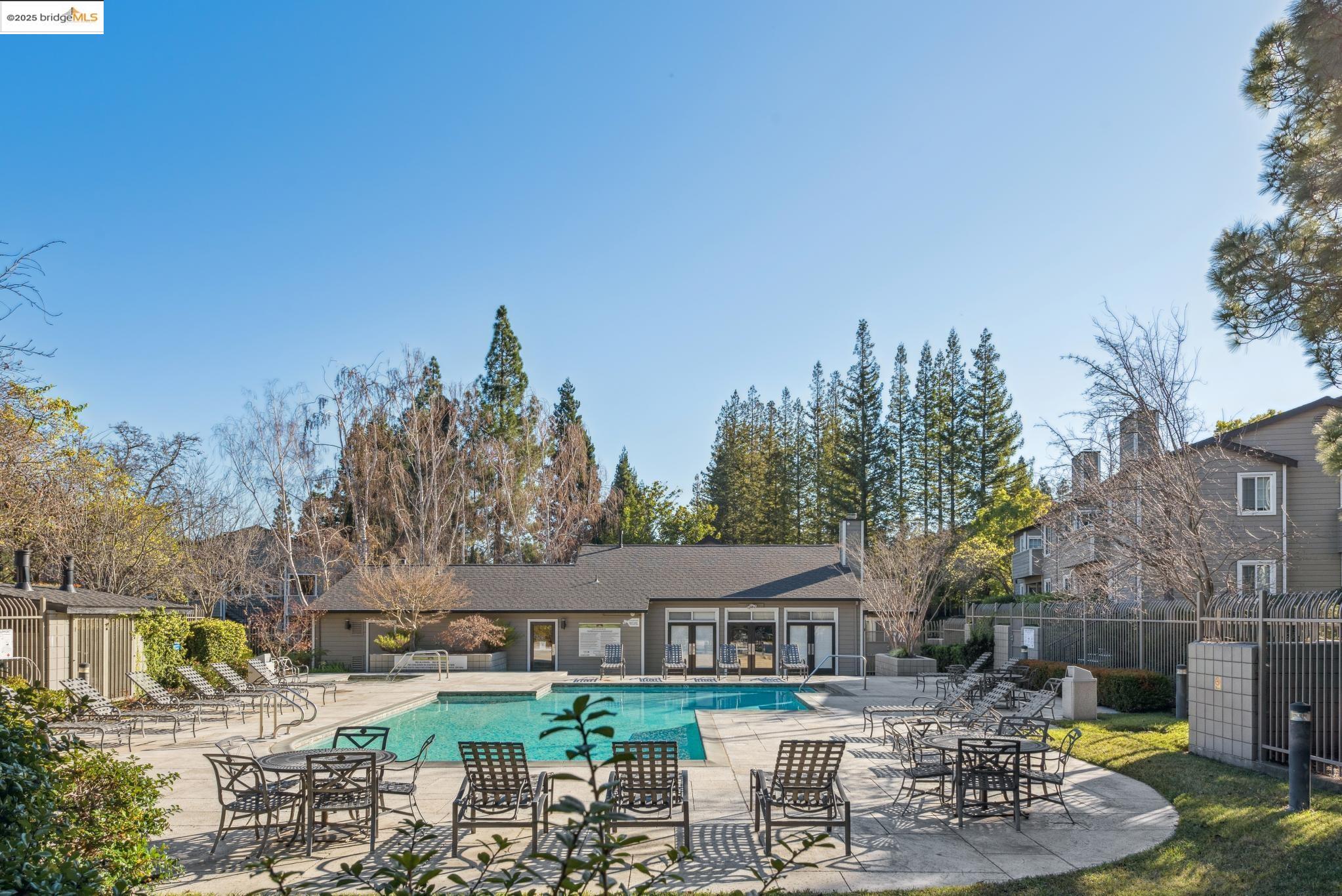 Detail Gallery Image 36 of 39 For 635 Canyon Oaks Dr #B,  Oakland,  CA 94605 - 1 Beds | 1 Baths