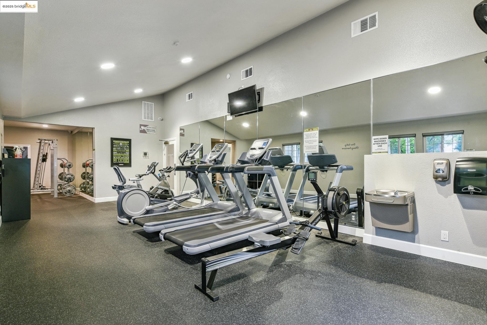Detail Gallery Image 37 of 39 For 635 Canyon Oaks Dr #B,  Oakland,  CA 94605 - 1 Beds | 1 Baths