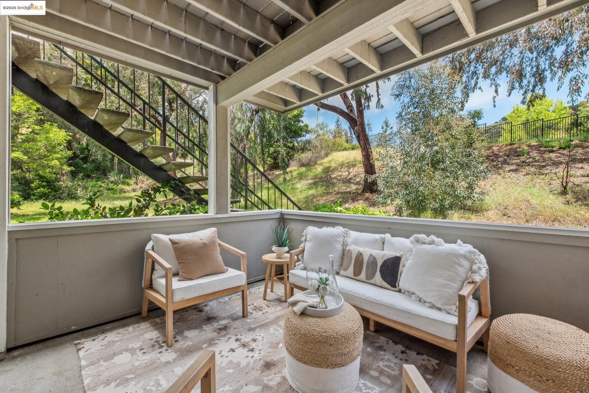 Detail Gallery Image 5 of 39 For 635 Canyon Oaks Dr #B,  Oakland,  CA 94605 - 1 Beds | 1 Baths