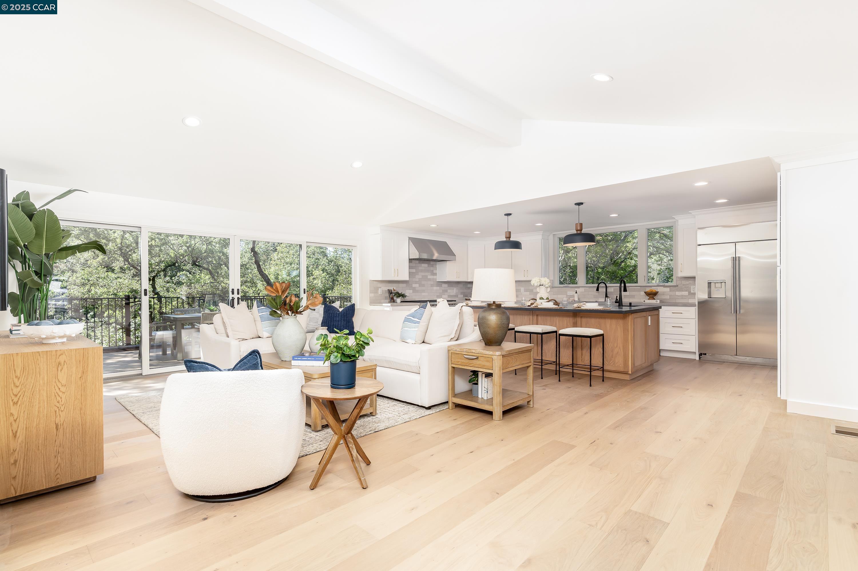 Detail Gallery Image 11 of 40 For 9 El Patio, Orinda,  CA 94563 - 4 Beds | 5/2 Baths