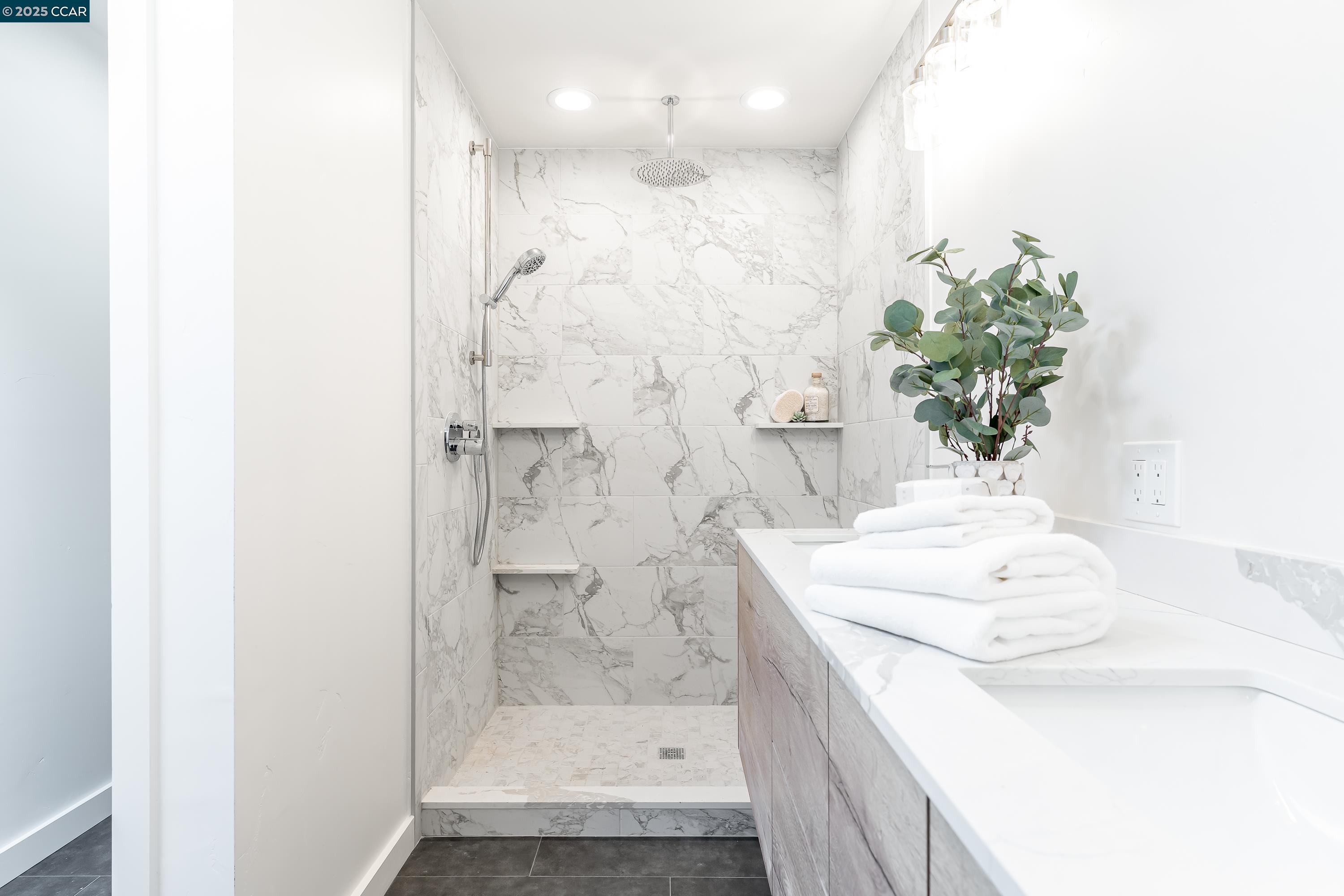 Detail Gallery Image 18 of 40 For 9 El Patio, Orinda,  CA 94563 - 4 Beds | 5/2 Baths