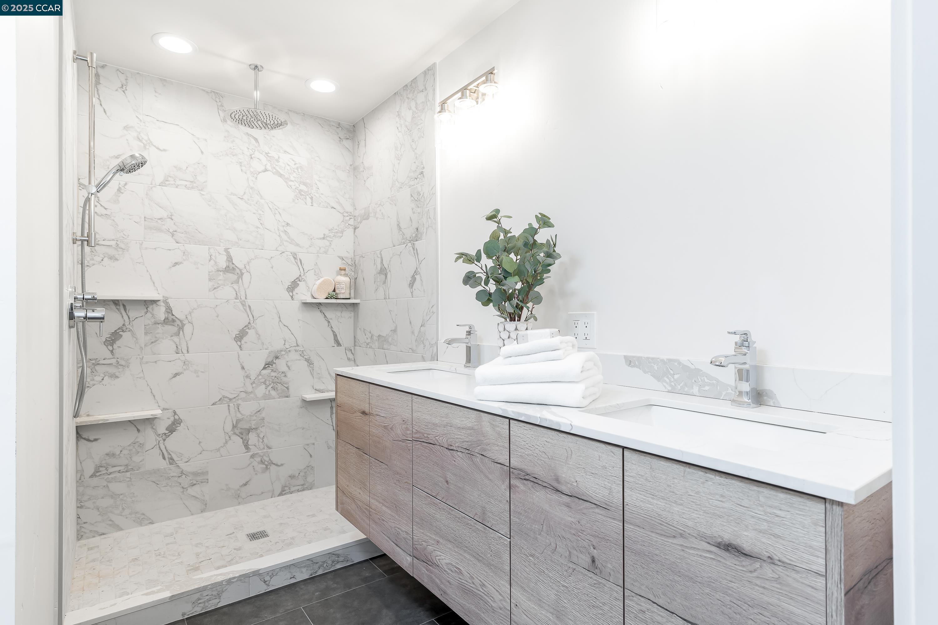 Detail Gallery Image 19 of 40 For 9 El Patio, Orinda,  CA 94563 - 4 Beds | 5/2 Baths