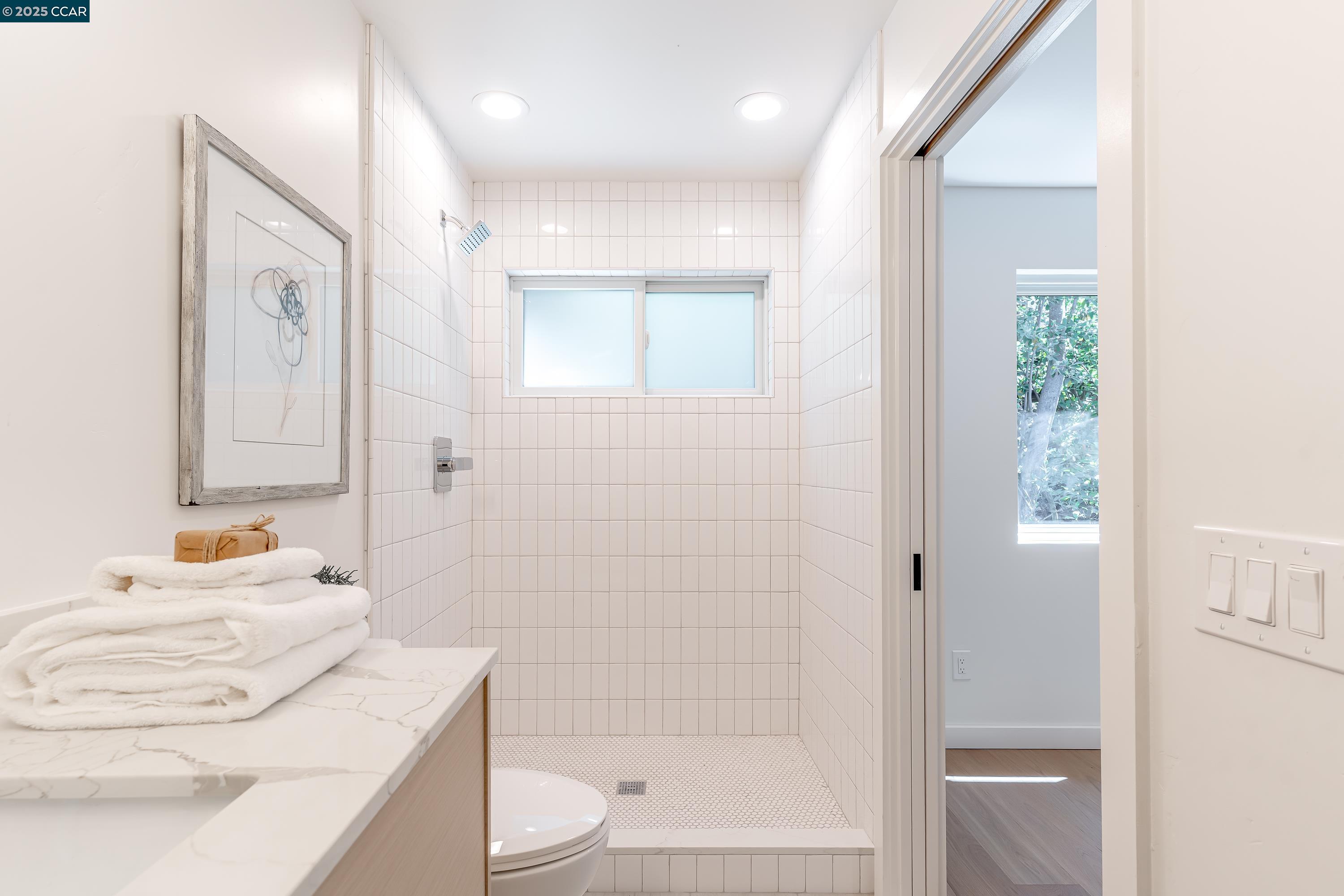 Detail Gallery Image 21 of 40 For 9 El Patio, Orinda,  CA 94563 - 4 Beds | 5/2 Baths