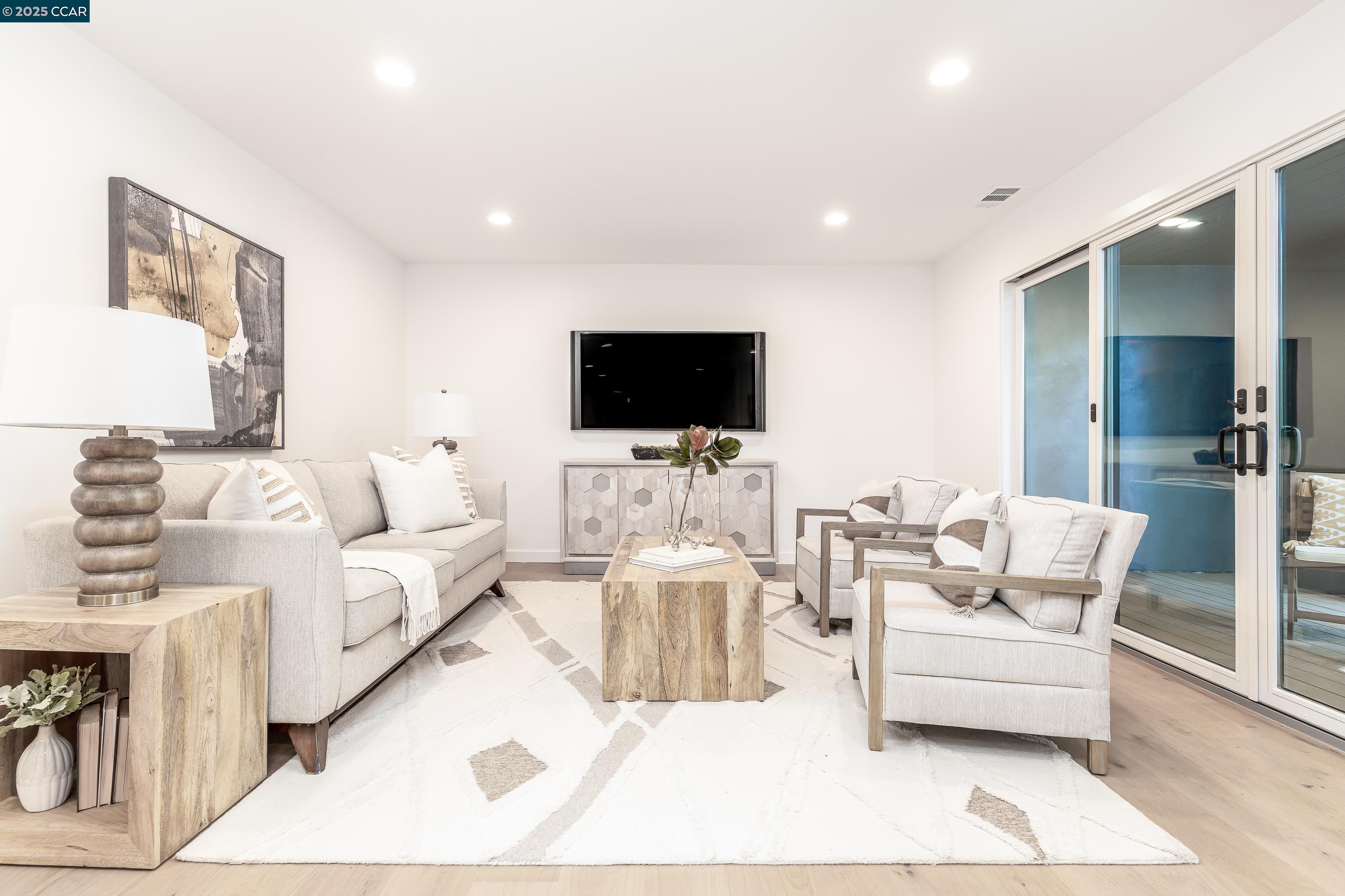 Detail Gallery Image 25 of 40 For 9 El Patio, Orinda,  CA 94563 - 4 Beds | 5/2 Baths