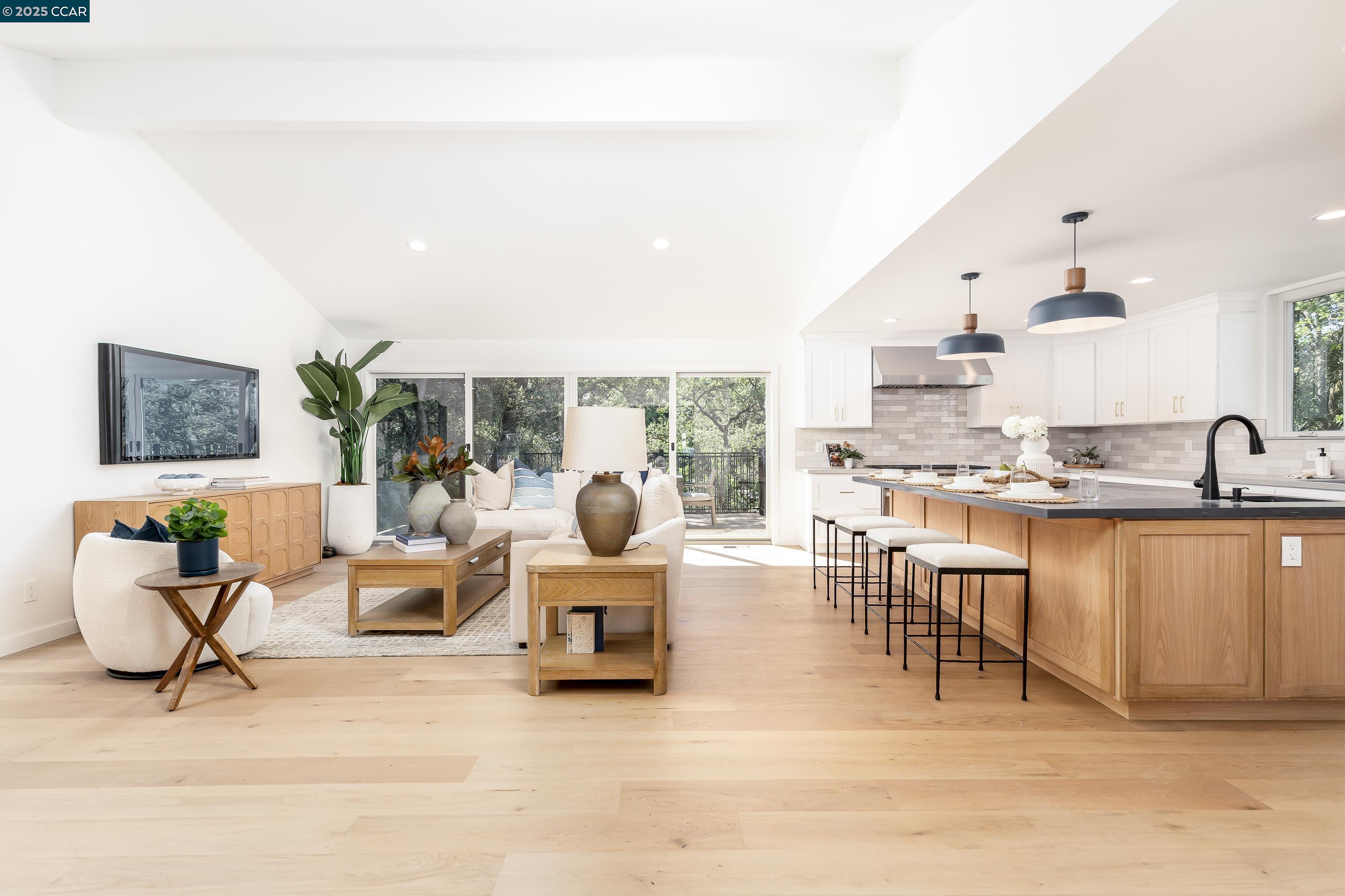 Detail Gallery Image 5 of 40 For 9 El Patio, Orinda,  CA 94563 - 4 Beds | 5/2 Baths