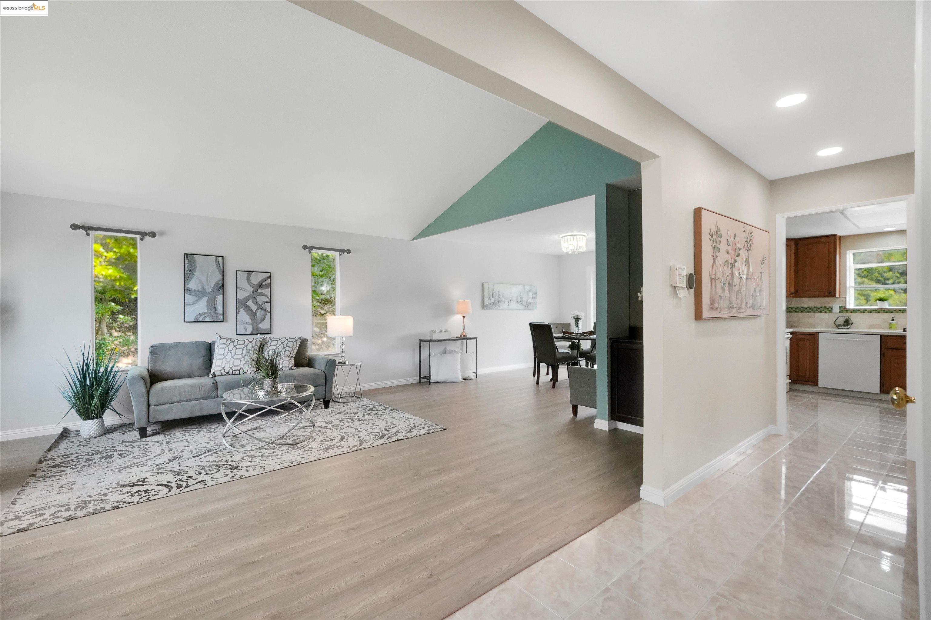 Detail Gallery Image 16 of 60 For 3495 Skyline Dr, Hayward,  CA 94542-2619 - 3 Beds | 2/1 Baths