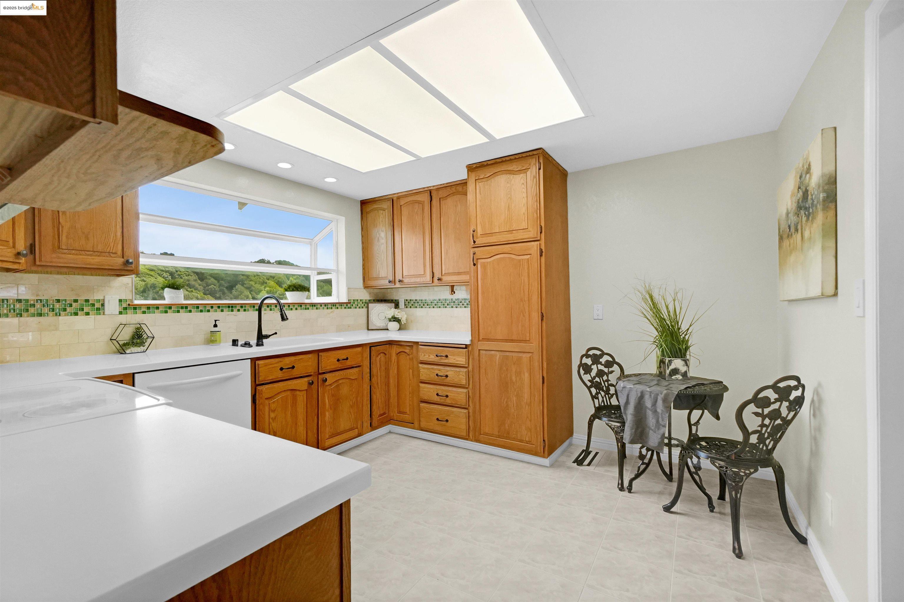 Detail Gallery Image 21 of 60 For 3495 Skyline Dr, Hayward,  CA 94542-2619 - 3 Beds | 2/1 Baths