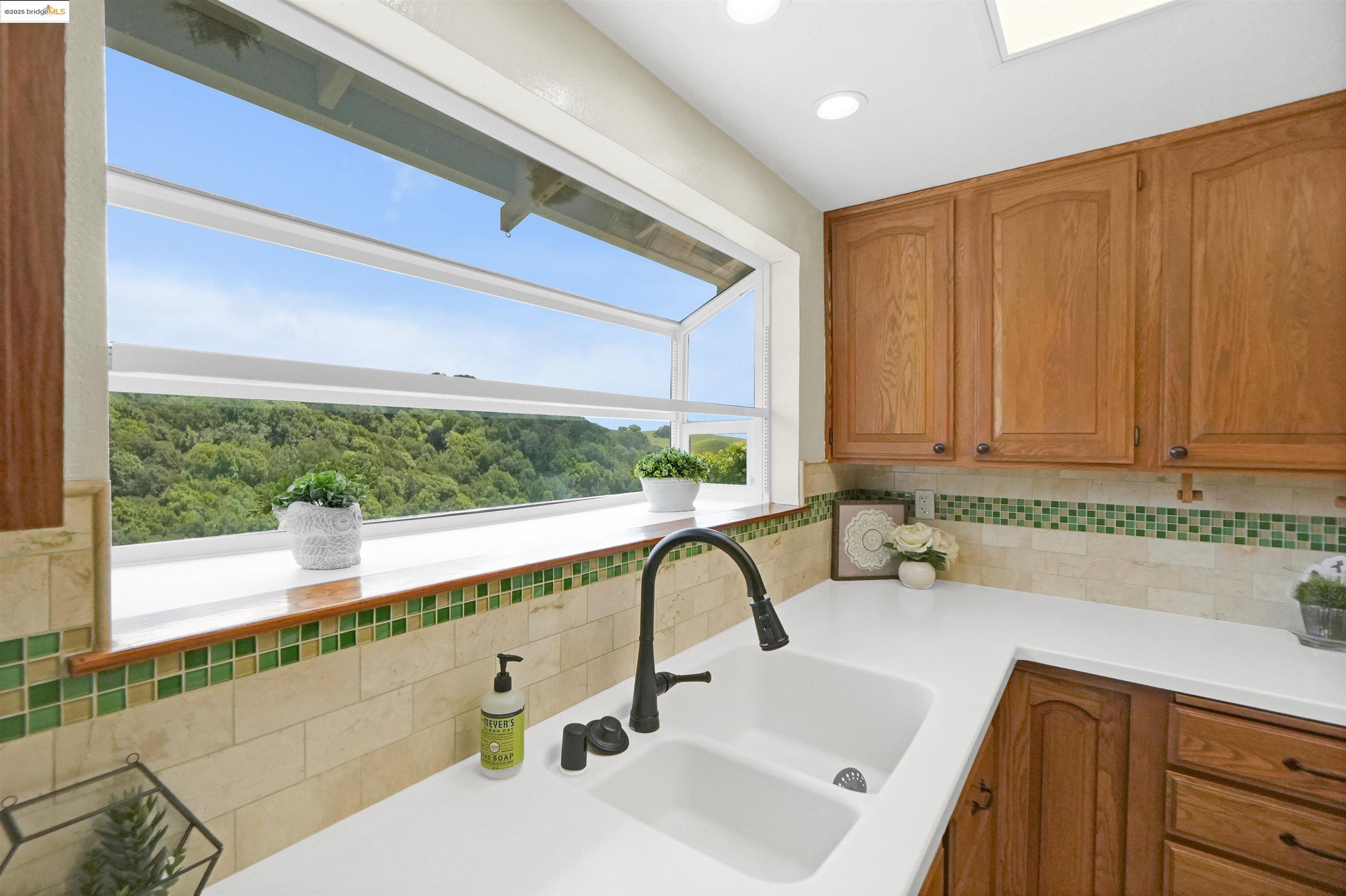 Detail Gallery Image 22 of 60 For 3495 Skyline Dr, Hayward,  CA 94542-2619 - 3 Beds | 2/1 Baths