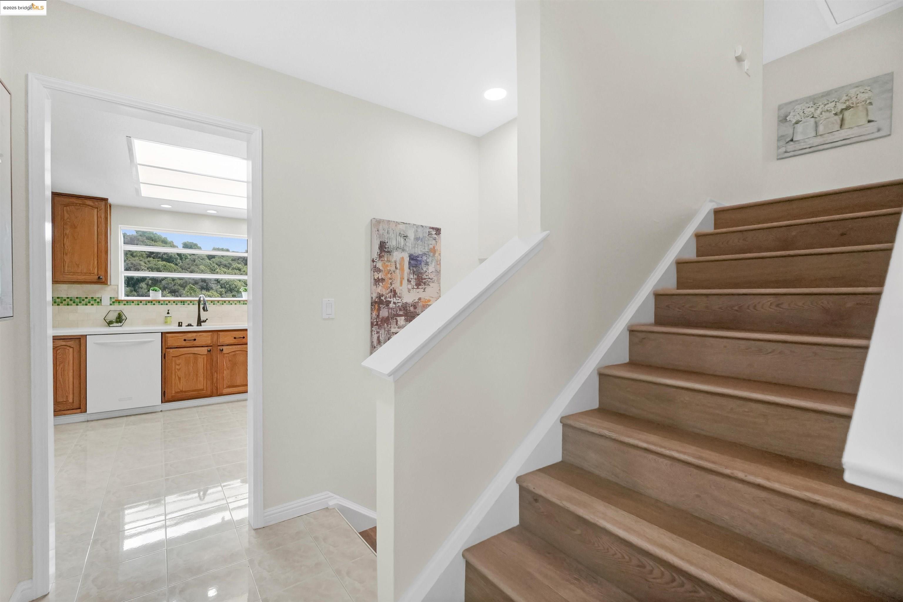 Detail Gallery Image 24 of 60 For 3495 Skyline Dr, Hayward,  CA 94542-2619 - 3 Beds | 2/1 Baths