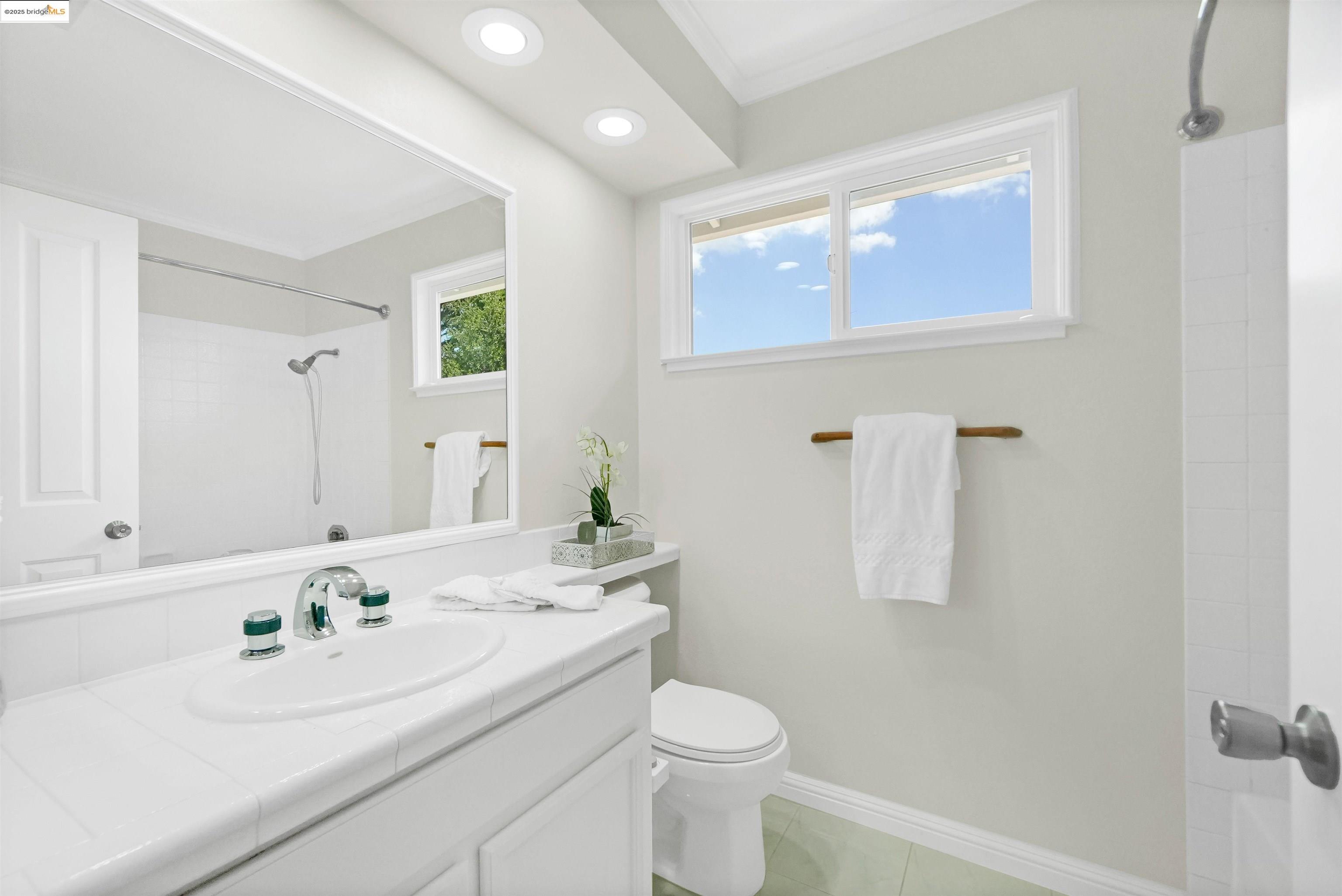 Detail Gallery Image 29 of 60 For 3495 Skyline Dr, Hayward,  CA 94542-2619 - 3 Beds | 2/1 Baths