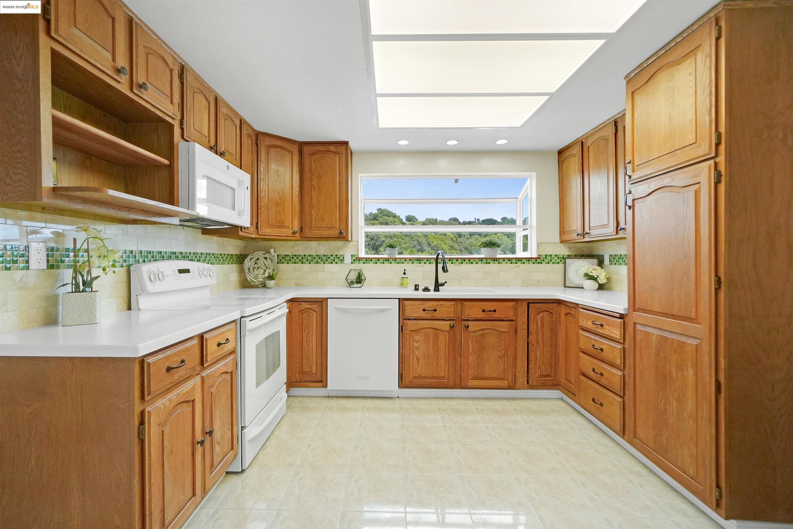 Detail Gallery Image 8 of 60 For 3495 Skyline Dr, Hayward,  CA 94542-2619 - 3 Beds | 2/1 Baths
