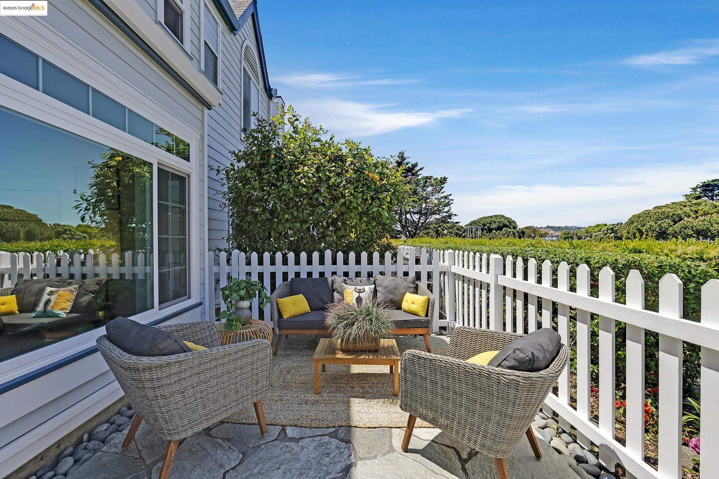 Detail Gallery Image 2 of 40 For 408 Commodore Dr, Richmond,  CA 94804 - 2 Beds | 2/1 Baths