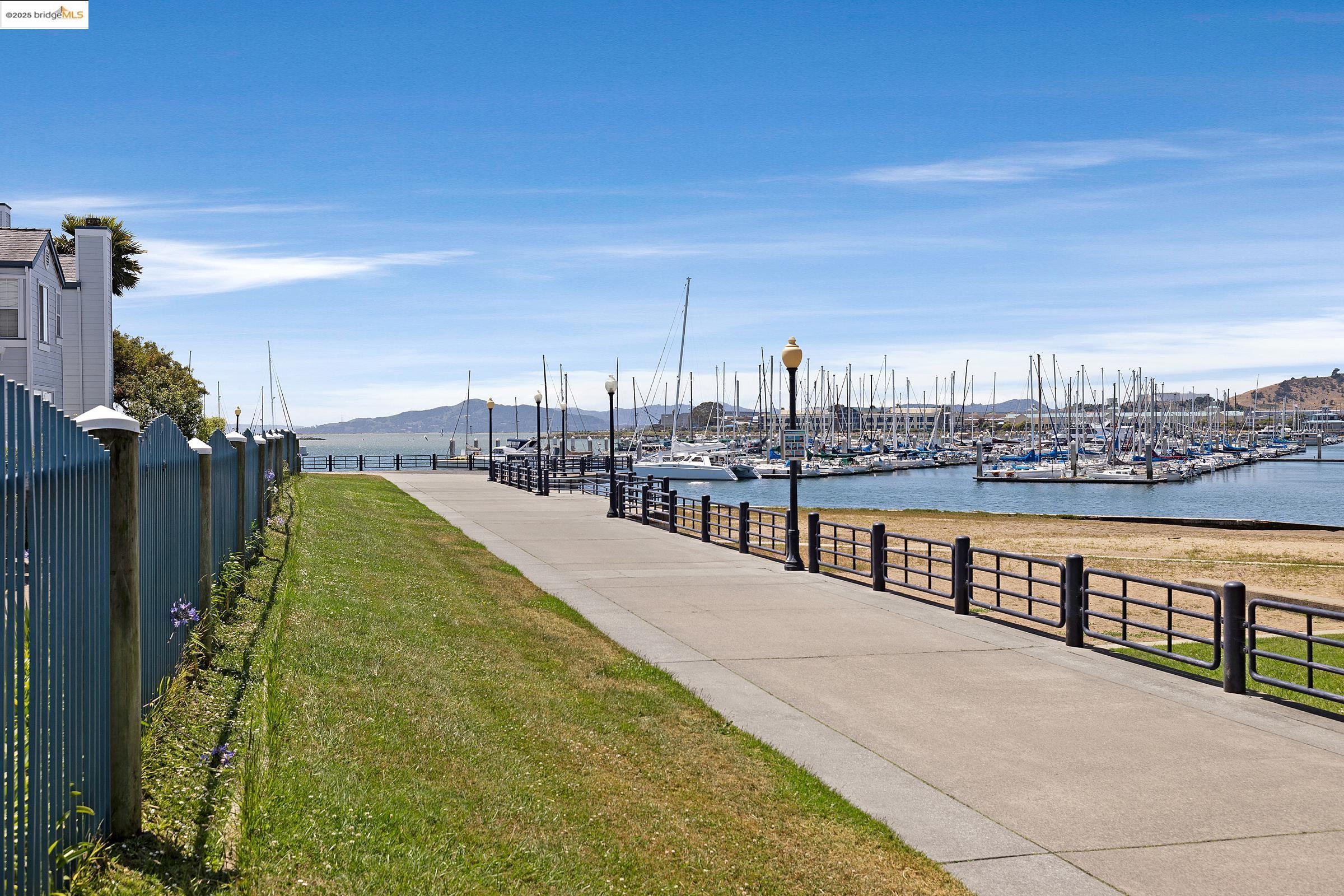 Detail Gallery Image 3 of 40 For 408 Commodore Dr, Richmond,  CA 94804 - 2 Beds | 2/1 Baths