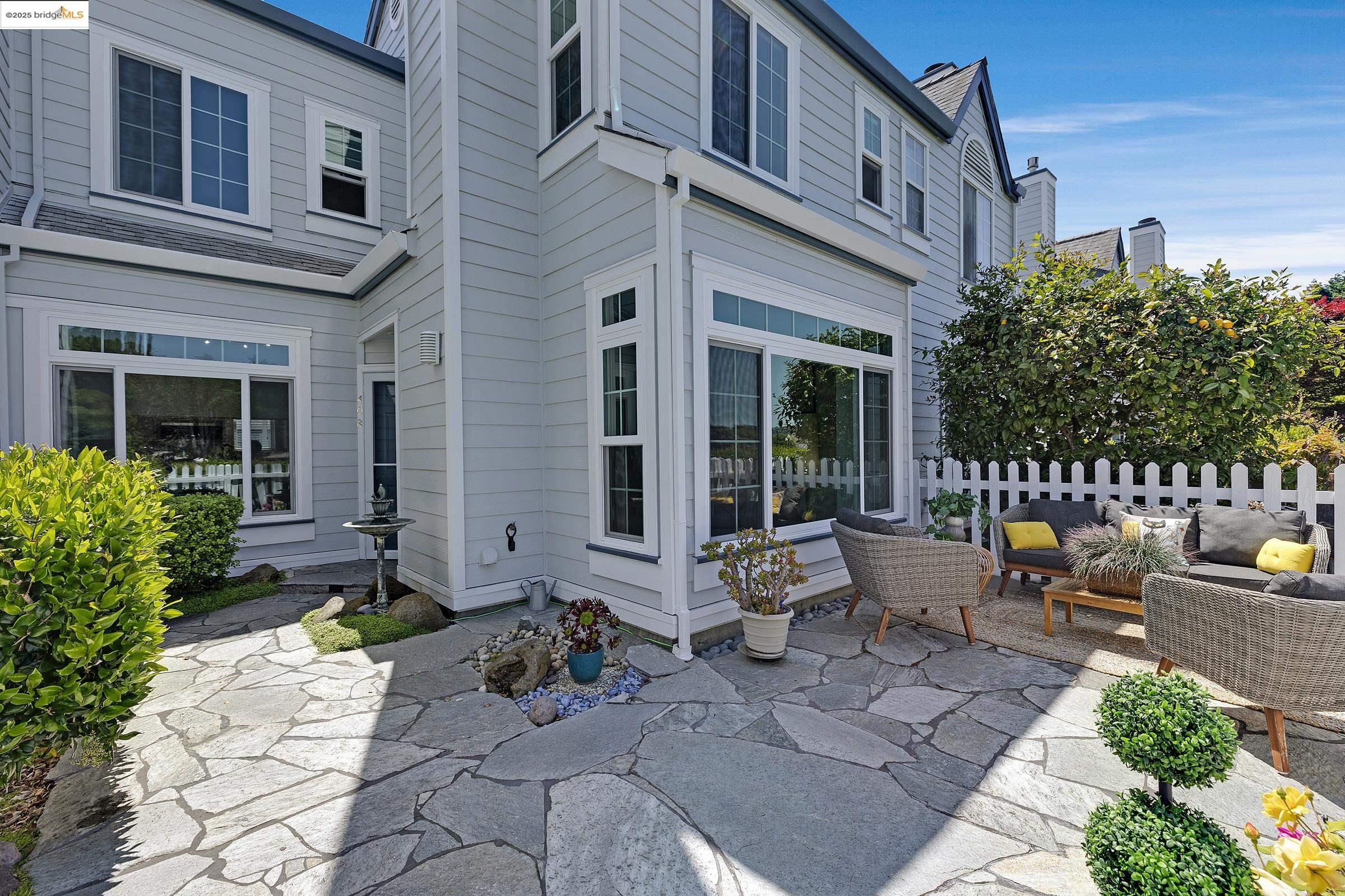 Detail Gallery Image 5 of 40 For 408 Commodore Dr, Richmond,  CA 94804 - 2 Beds | 2/1 Baths