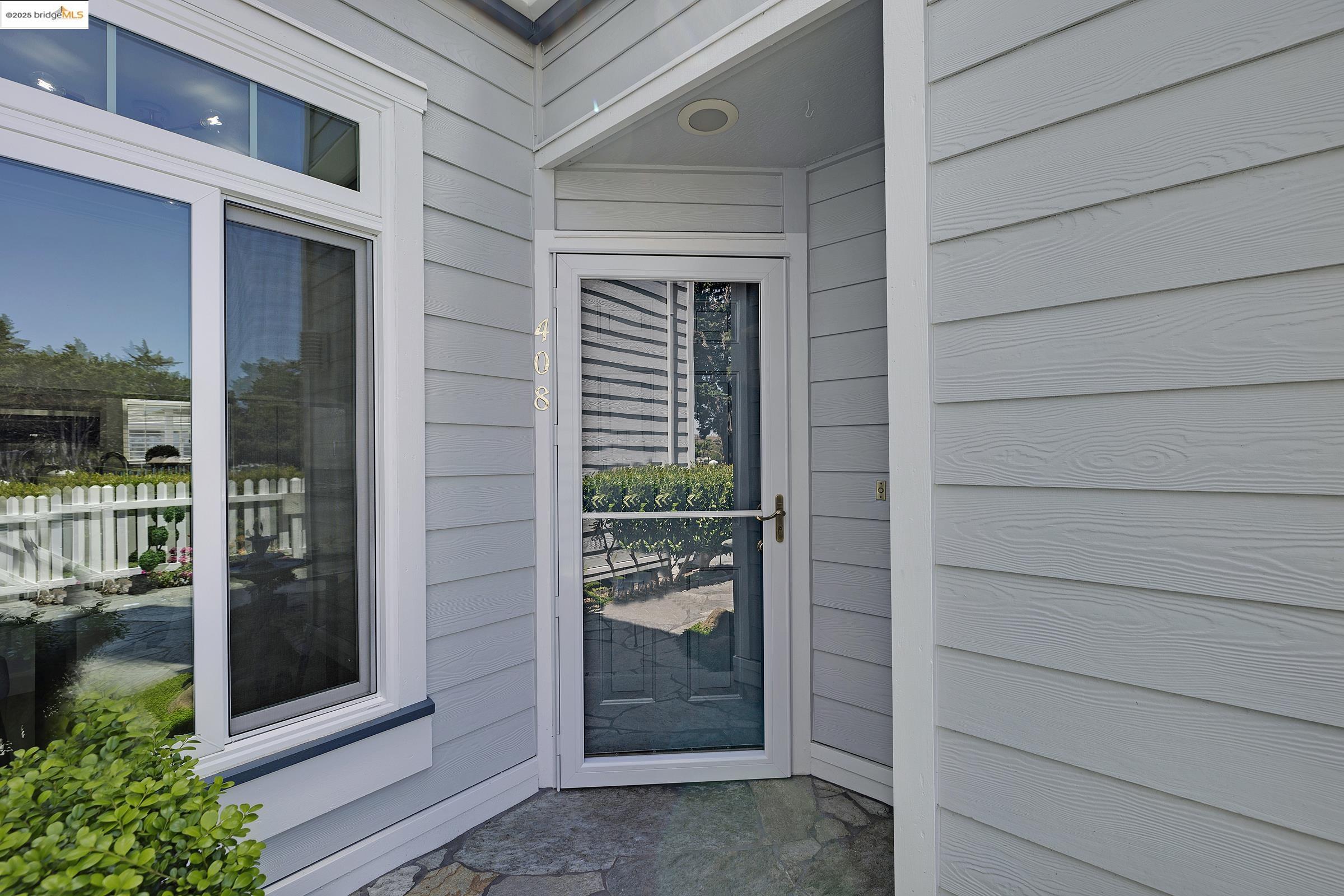 Detail Gallery Image 6 of 40 For 408 Commodore Dr, Richmond,  CA 94804 - 2 Beds | 2/1 Baths