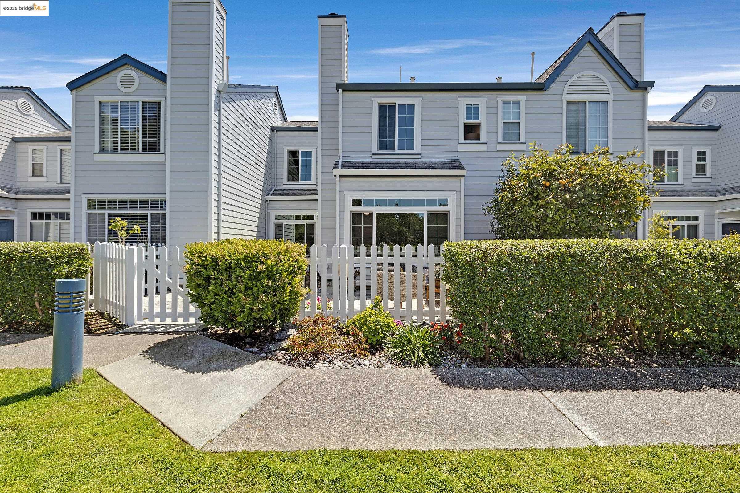 Detail Gallery Image 7 of 40 For 408 Commodore Dr, Richmond,  CA 94804 - 2 Beds | 2/1 Baths