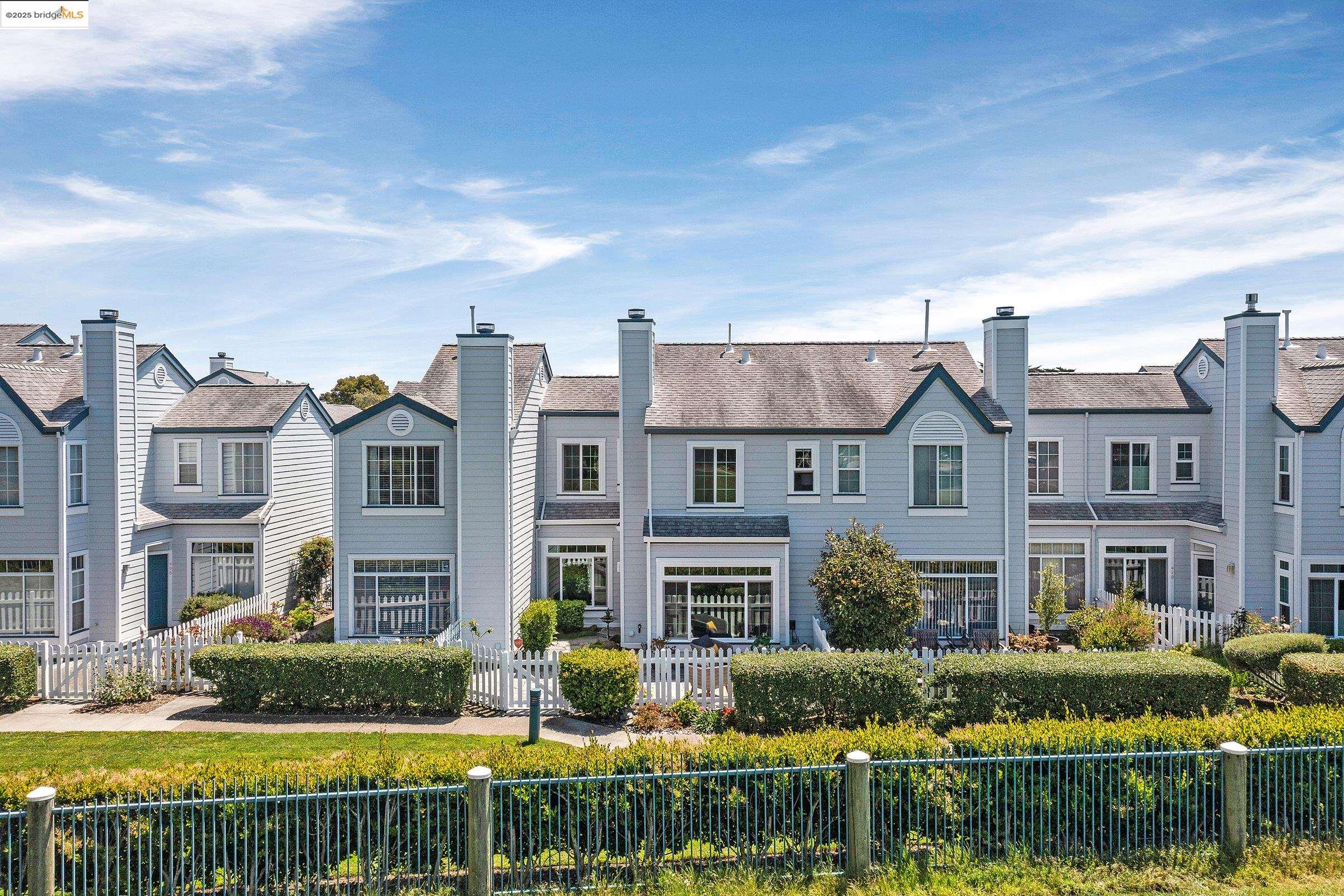Detail Gallery Image 8 of 40 For 408 Commodore Dr, Richmond,  CA 94804 - 2 Beds | 2/1 Baths