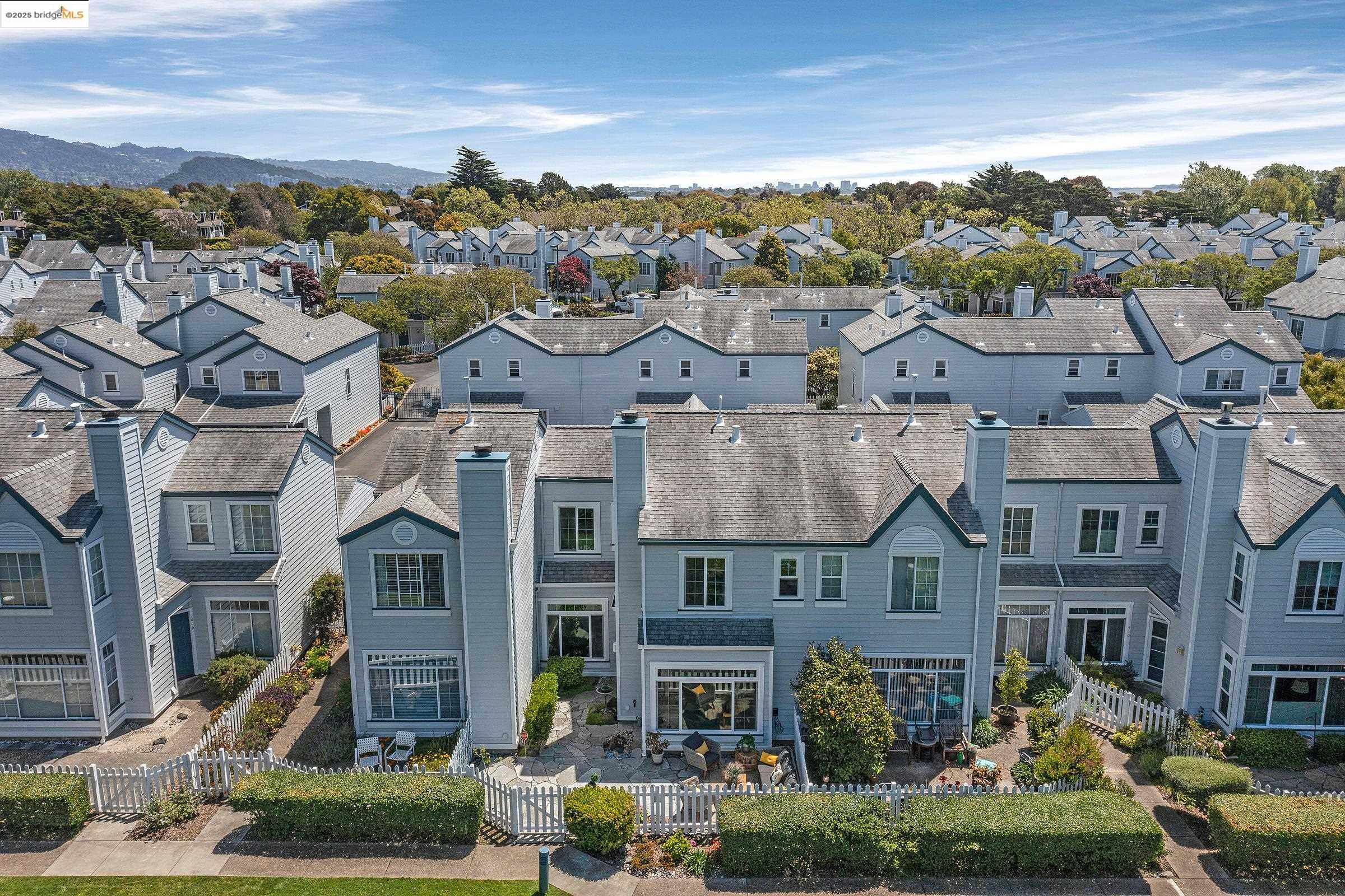 Detail Gallery Image 9 of 40 For 408 Commodore Dr, Richmond,  CA 94804 - 2 Beds | 2/1 Baths