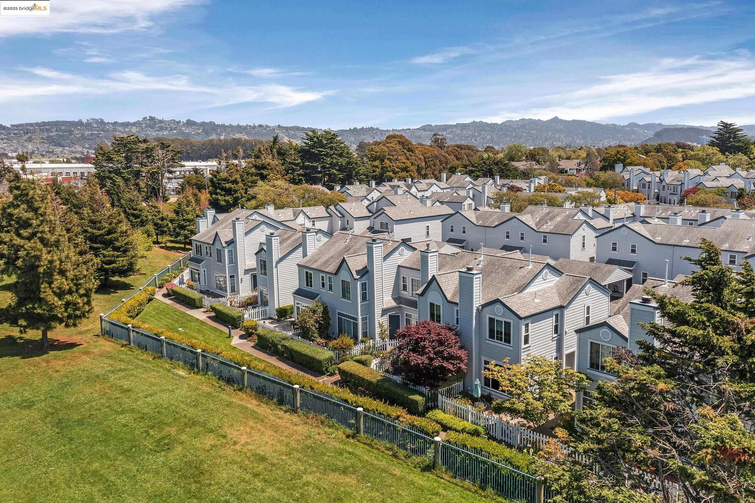 Detail Gallery Image 10 of 40 For 408 Commodore Dr, Richmond,  CA 94804 - 2 Beds | 2/1 Baths