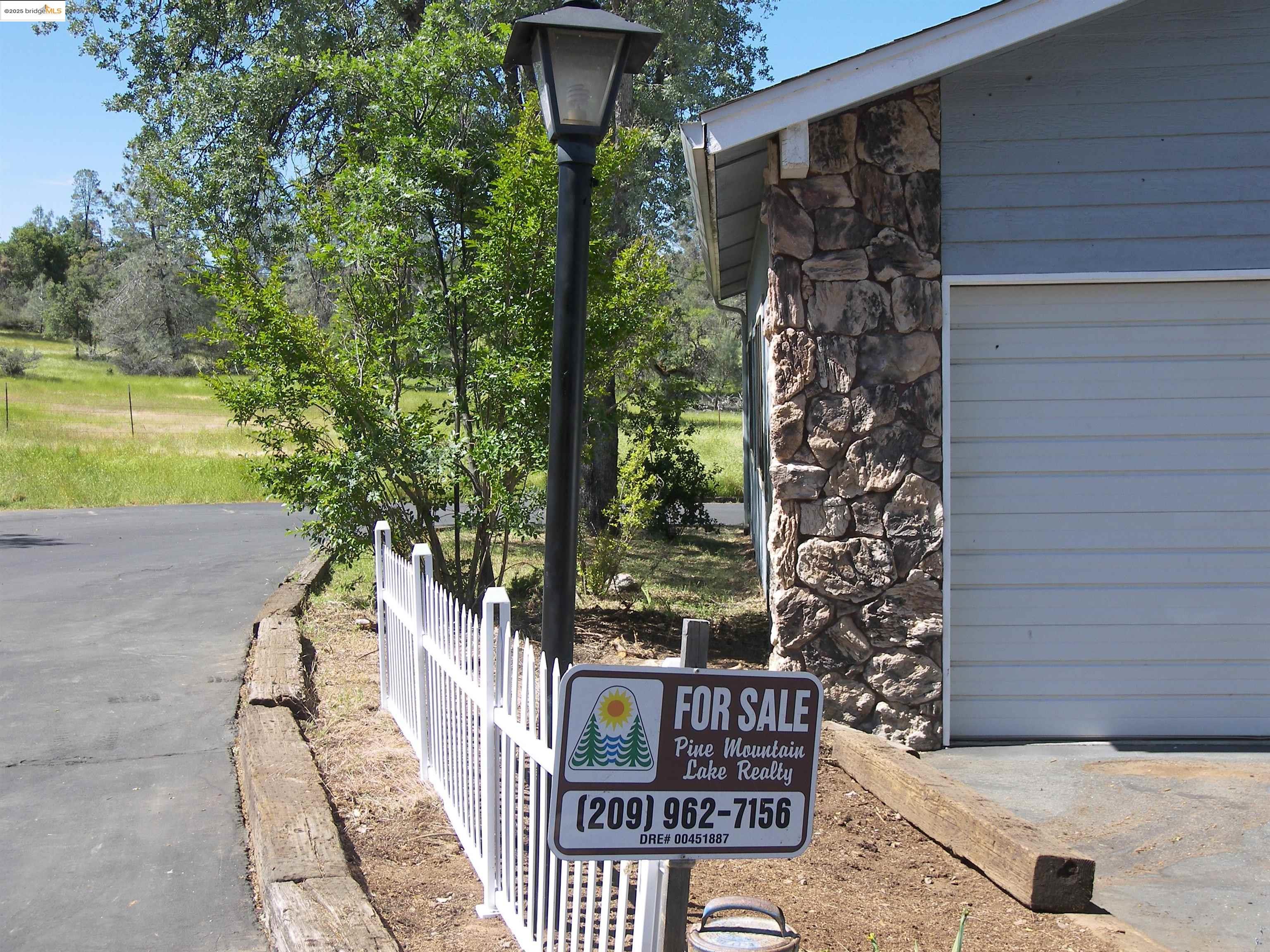 Detail Gallery Image 2 of 53 For 22857 Rolling Woods Dr., Groveland,  CA 95321 - 3 Beds | 2 Baths