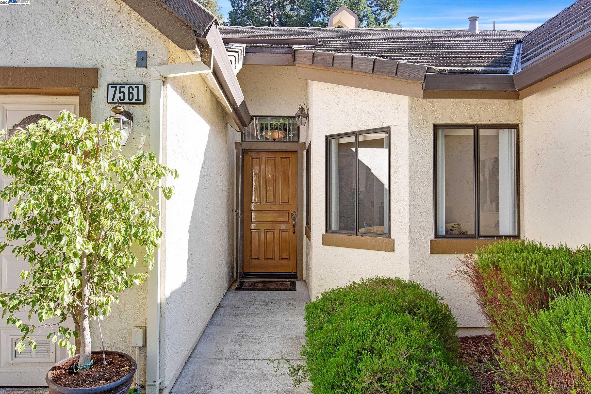 Detail Gallery Image 2 of 36 For 7561 Helmsdale Ct, San Jose,  CA 95135 - 2 Beds | 2 Baths