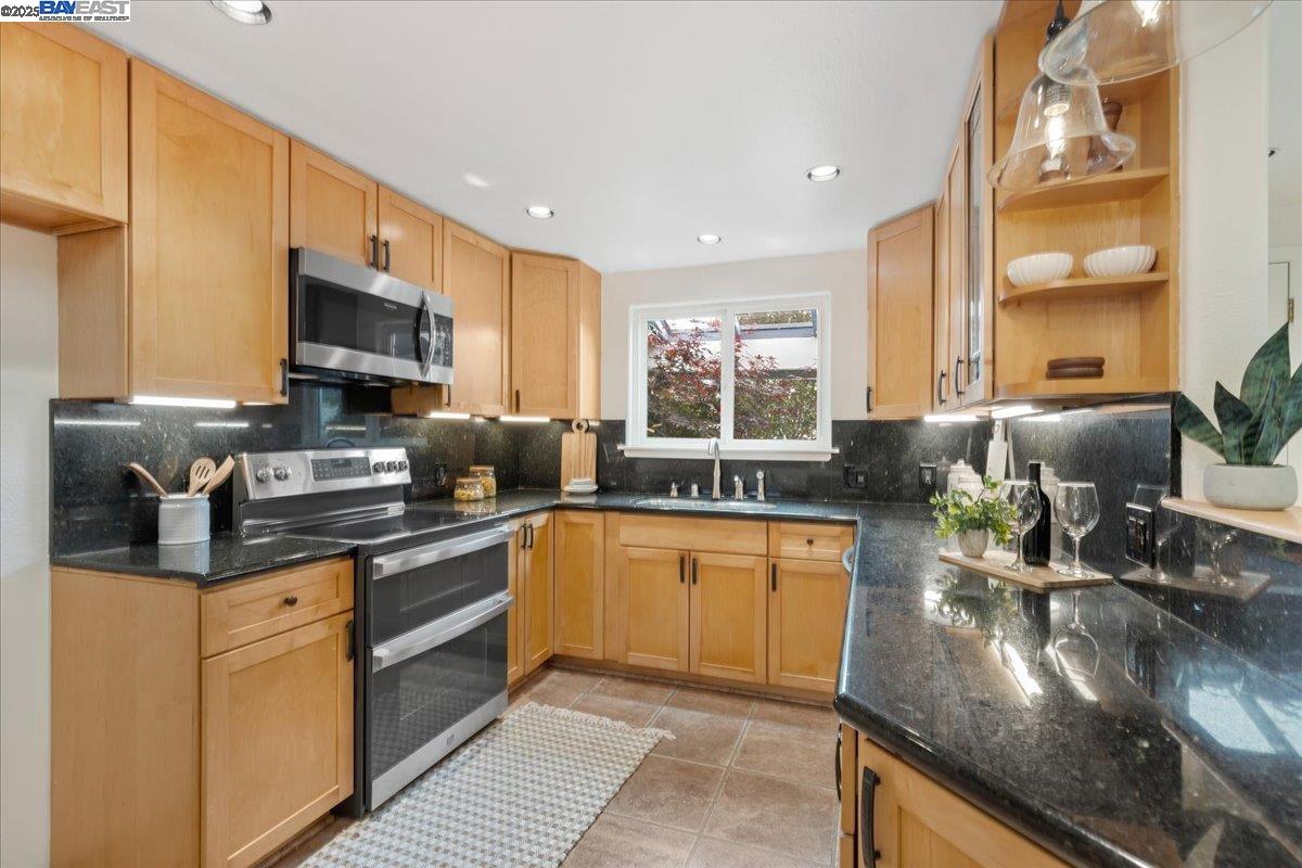 Detail Gallery Image 11 of 42 For 34264 Atteridge Pl, Fremont,  CA 94555 - 3 Beds | 2 Baths