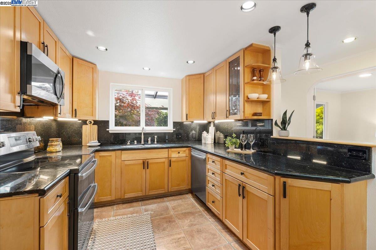 Detail Gallery Image 12 of 42 For 34264 Atteridge Pl, Fremont,  CA 94555 - 3 Beds | 2 Baths