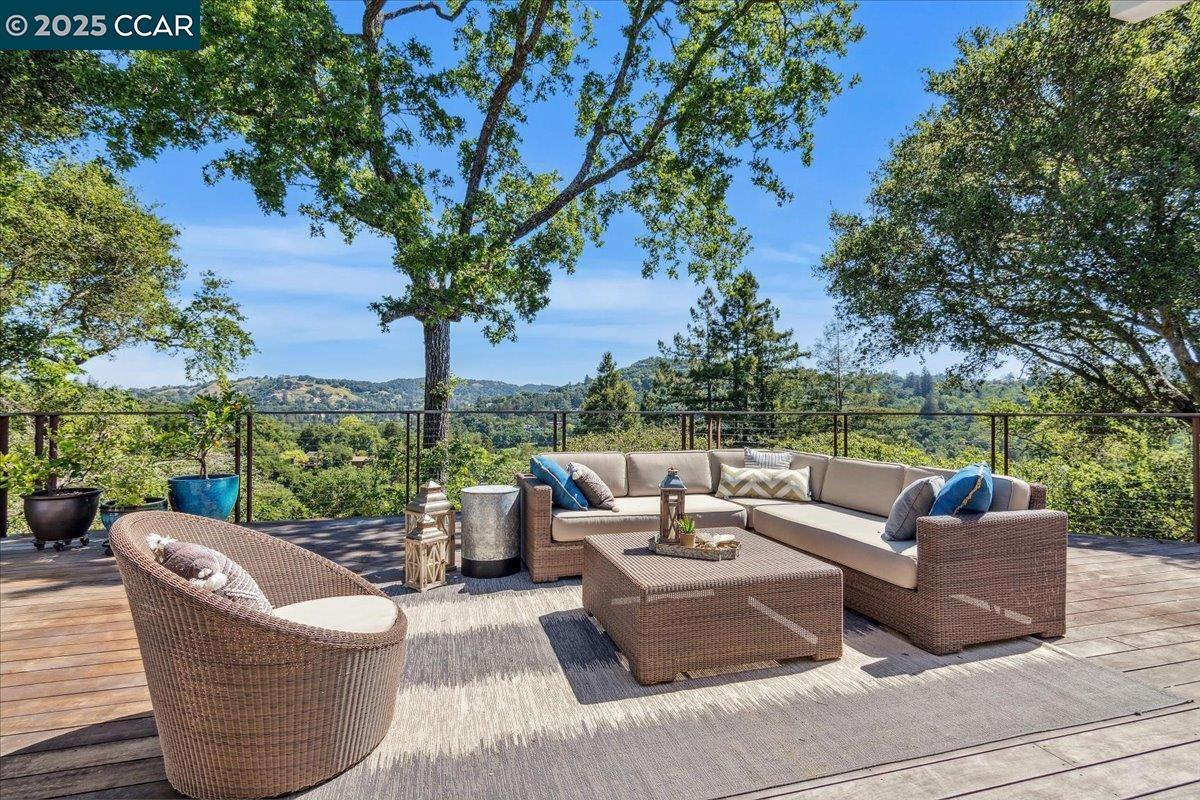 Detail Gallery Image 2 of 16 For 135 Camino Don Miguel, Orinda,  CA 94563 - 3 Beds | 3 Baths