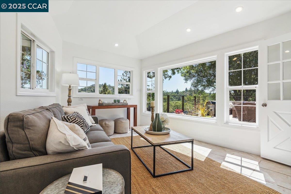 Detail Gallery Image 13 of 16 For 135 Camino Don Miguel, Orinda,  CA 94563 - 3 Beds | 3 Baths