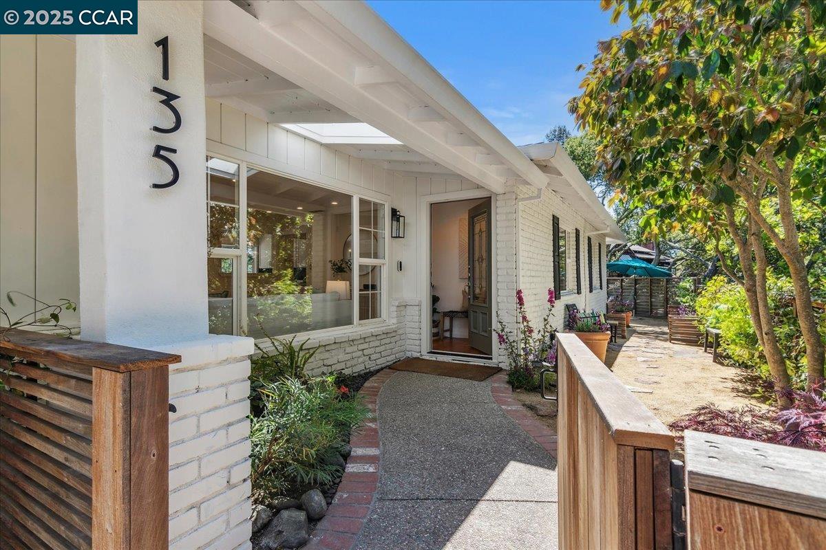 Detail Gallery Image 4 of 16 For 135 Camino Don Miguel, Orinda,  CA 94563 - 3 Beds | 3 Baths
