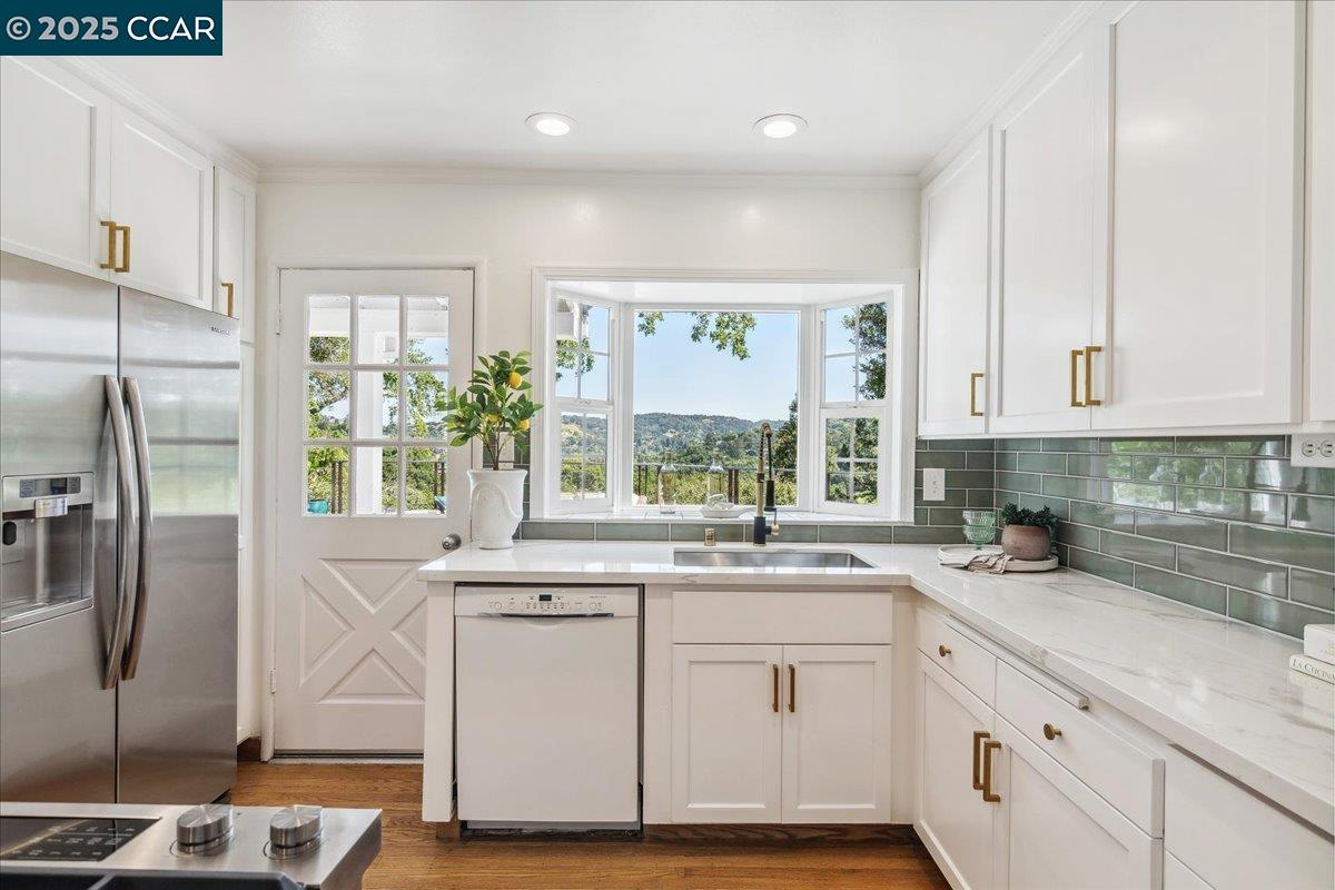 Detail Gallery Image 9 of 16 For 135 Camino Don Miguel, Orinda,  CA 94563 - 3 Beds | 3 Baths