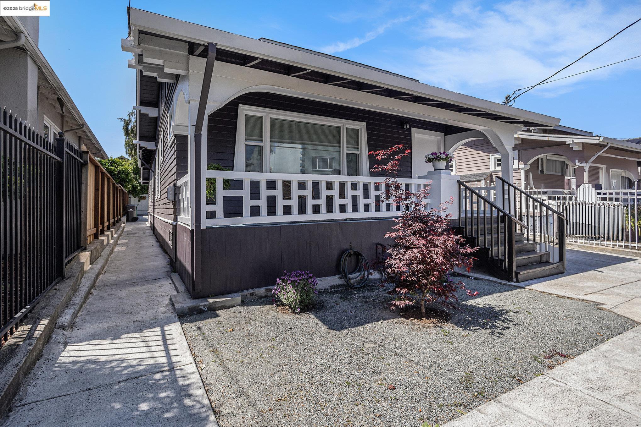 Detail Gallery Image 2 of 34 For 879 45th St, Oakland,  CA 94608 - 3 Beds | 3 Baths