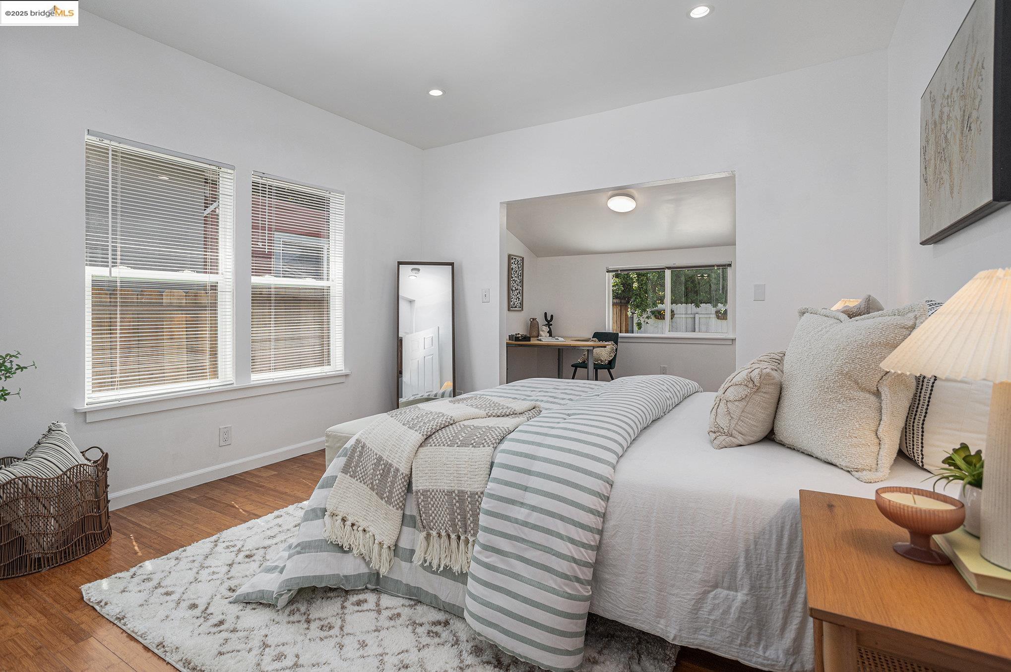 Detail Gallery Image 13 of 34 For 879 45th St, Oakland,  CA 94608 - 3 Beds | 3 Baths