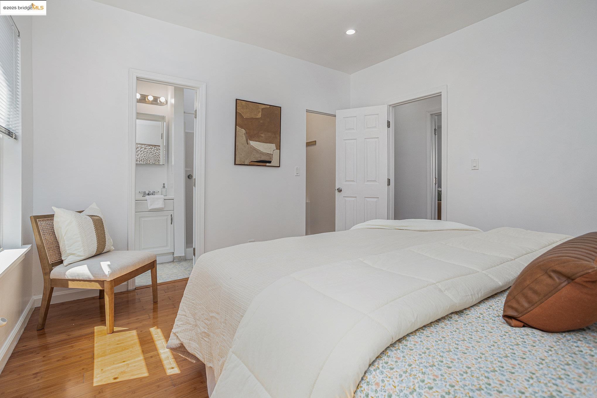 Detail Gallery Image 14 of 34 For 879 45th St, Oakland,  CA 94608 - 3 Beds | 3 Baths