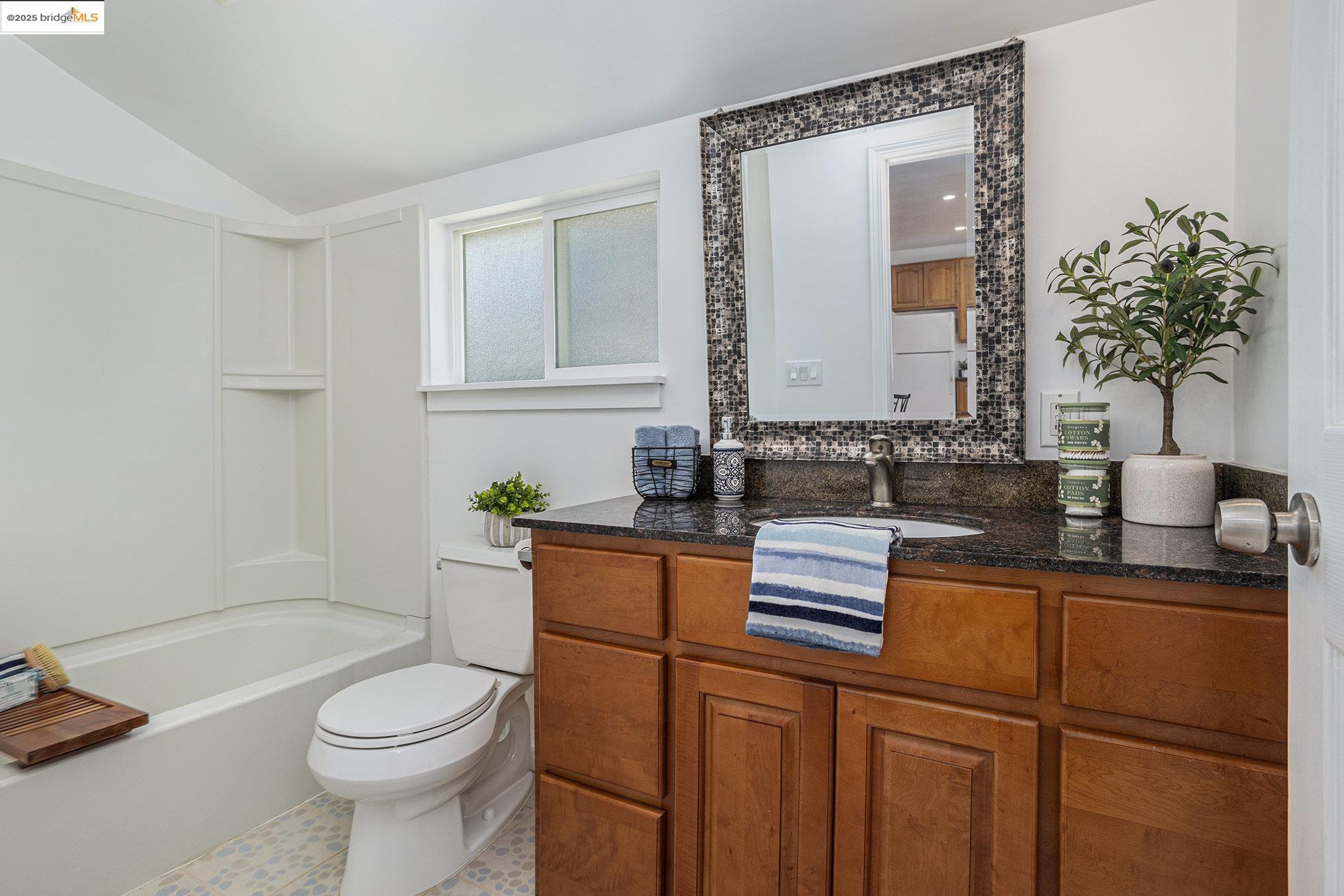 Detail Gallery Image 16 of 34 For 879 45th St, Oakland,  CA 94608 - 3 Beds | 3 Baths