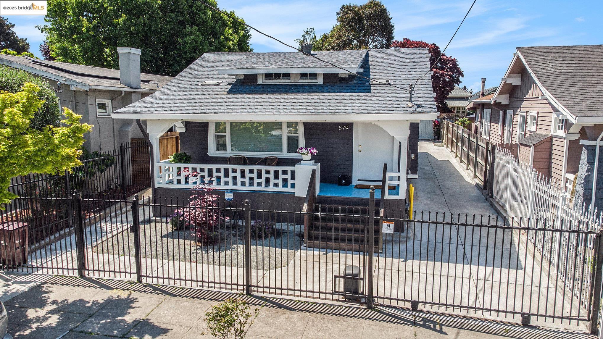 Detail Gallery Image 3 of 36 For 879 45th St, Oakland,  CA 94608 - 3 Beds | 3 Baths