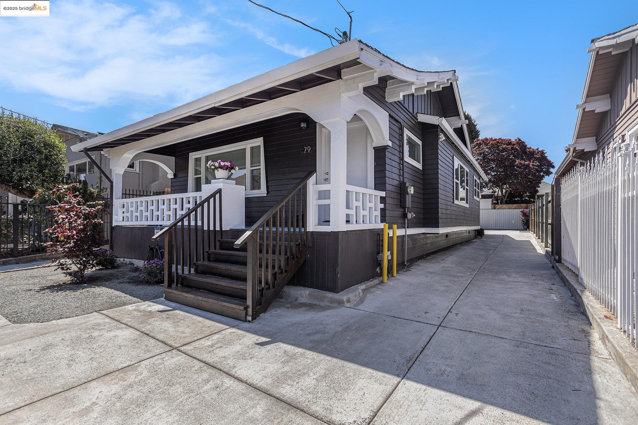 Detail Gallery Image 3 of 34 For 879 45th St, Oakland,  CA 94608 - 3 Beds | 3 Baths