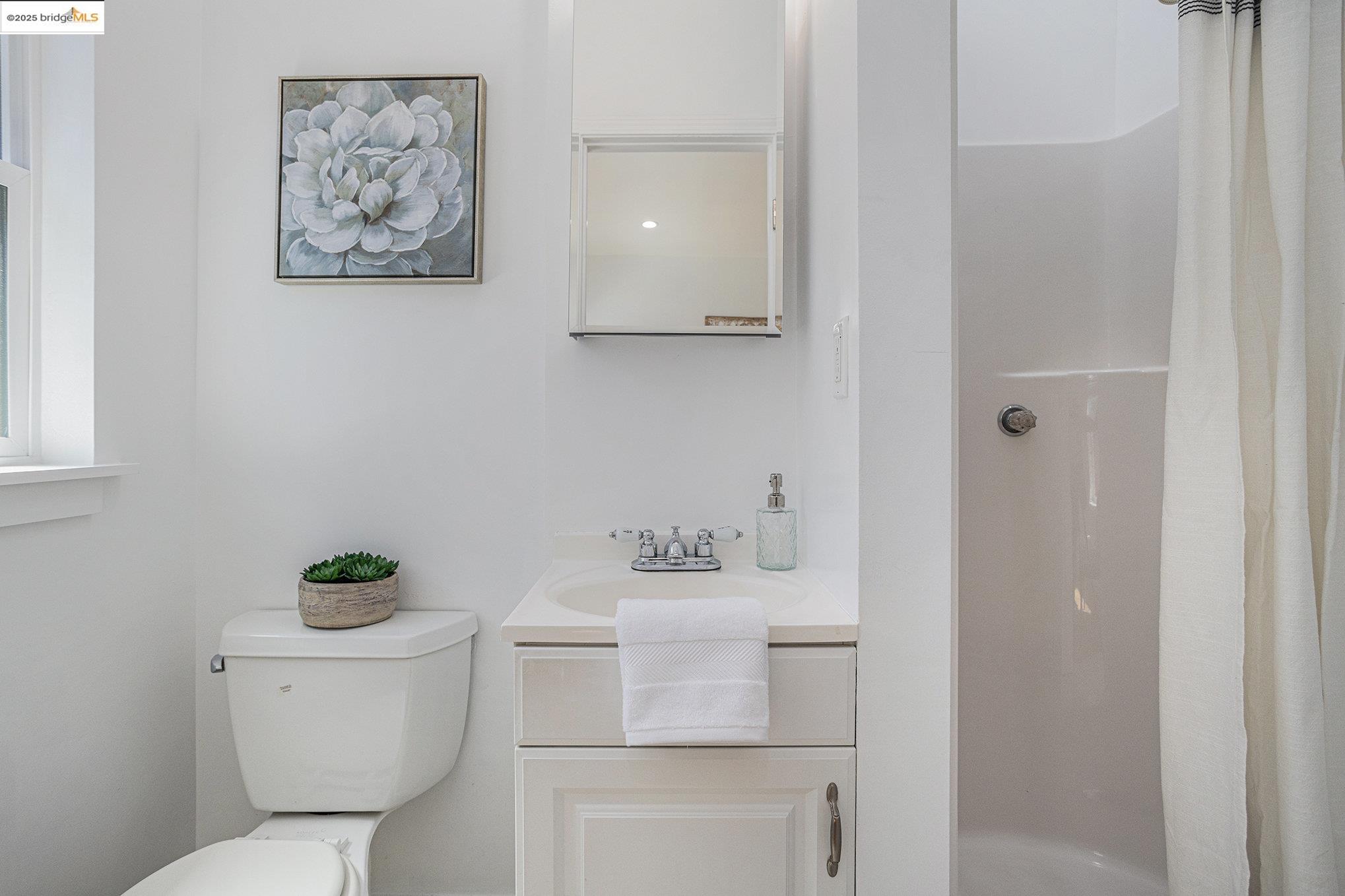 Detail Gallery Image 22 of 34 For 879 45th St, Oakland,  CA 94608 - 3 Beds | 3 Baths