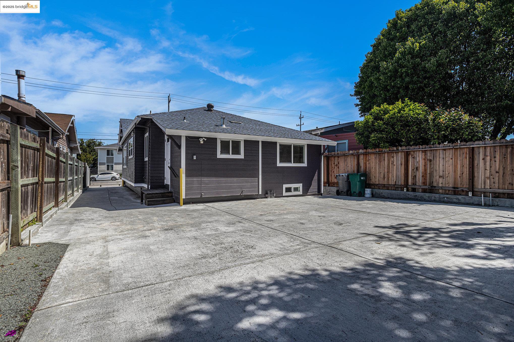 Detail Gallery Image 25 of 34 For 879 45th St, Oakland,  CA 94608 - 3 Beds | 3 Baths
