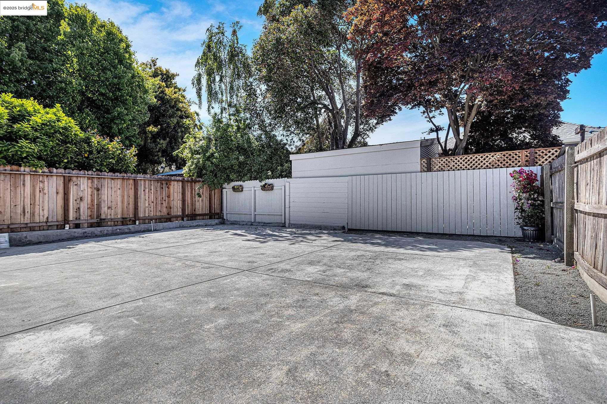 Detail Gallery Image 26 of 34 For 879 45th St, Oakland,  CA 94608 - 3 Beds | 3 Baths