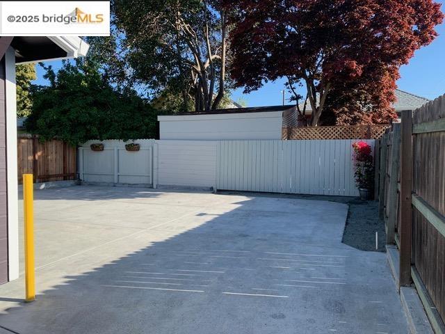 Detail Gallery Image 26 of 36 For 879 45th St, Oakland,  CA 94608 - 3 Beds | 3 Baths