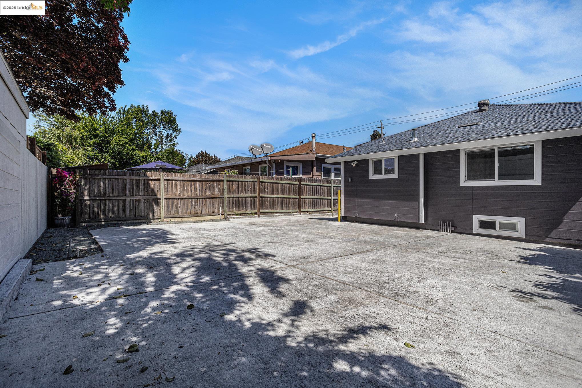 Detail Gallery Image 27 of 34 For 879 45th St, Oakland,  CA 94608 - 3 Beds | 3 Baths