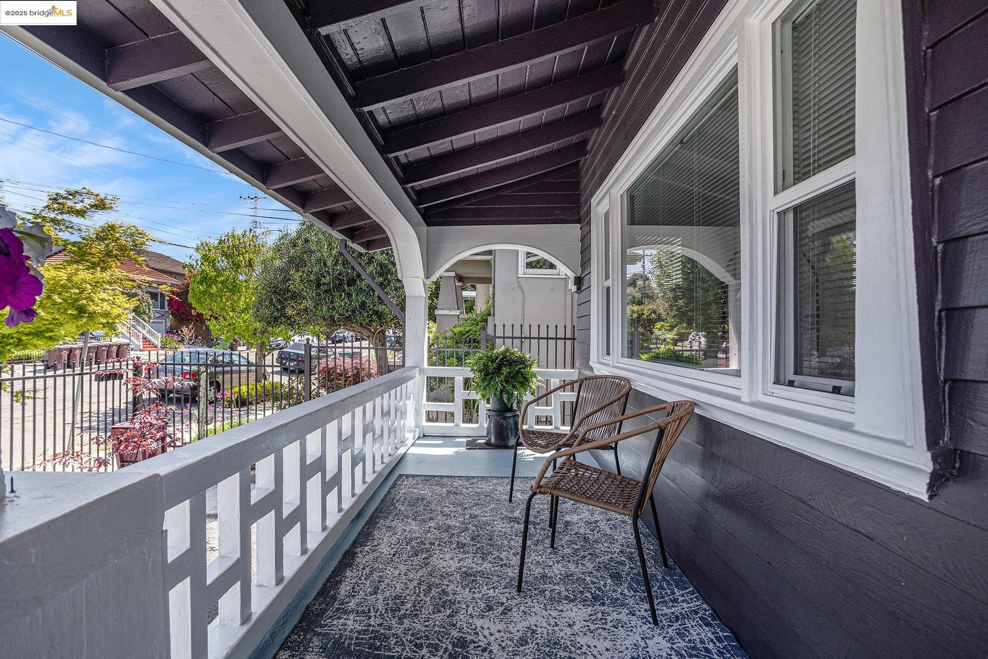 Detail Gallery Image 4 of 34 For 879 45th St, Oakland,  CA 94608 - 3 Beds | 3 Baths