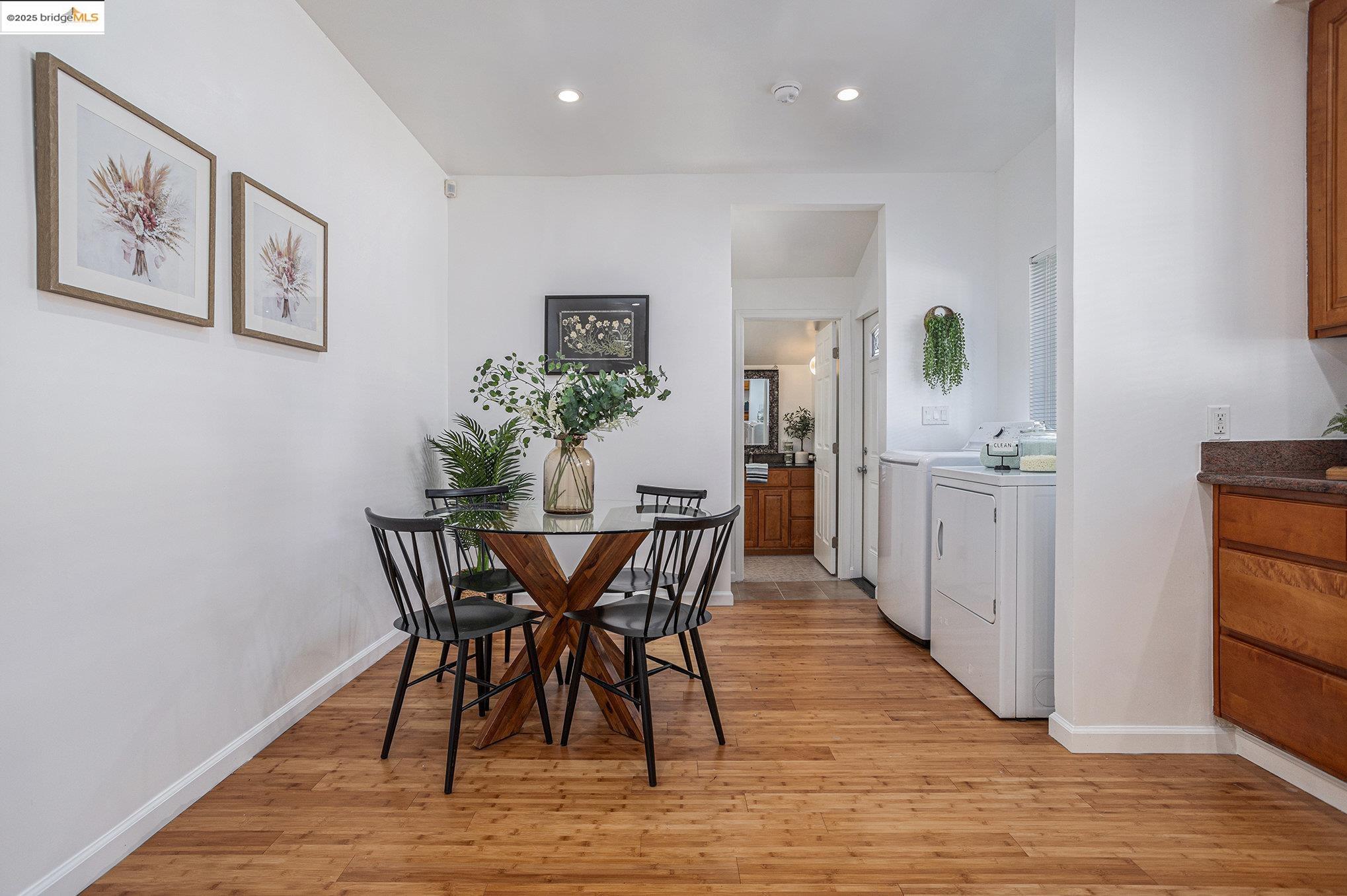 Detail Gallery Image 8 of 34 For 879 45th St, Oakland,  CA 94608 - 3 Beds | 3 Baths