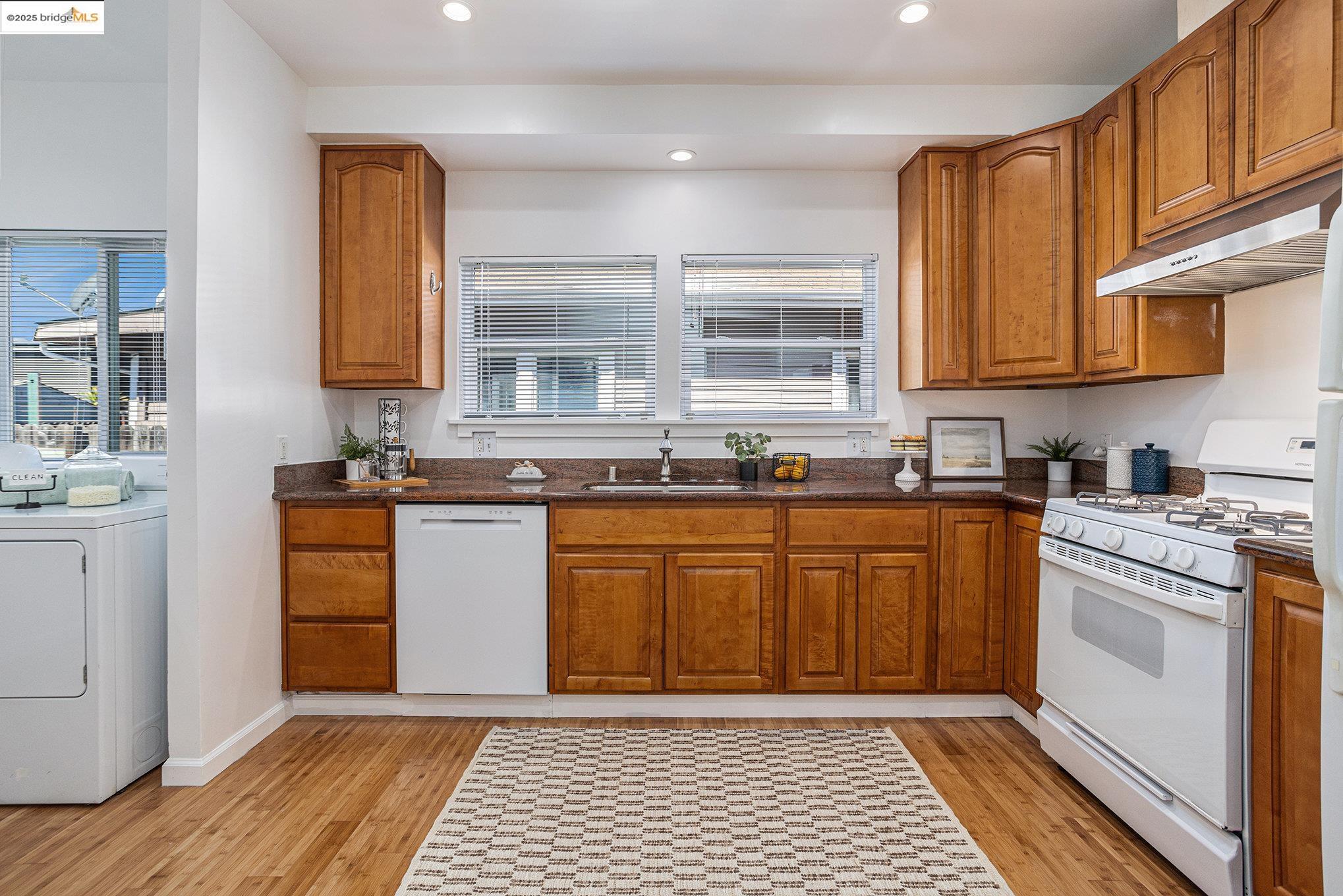 Detail Gallery Image 10 of 34 For 879 45th St, Oakland,  CA 94608 - 3 Beds | 3 Baths