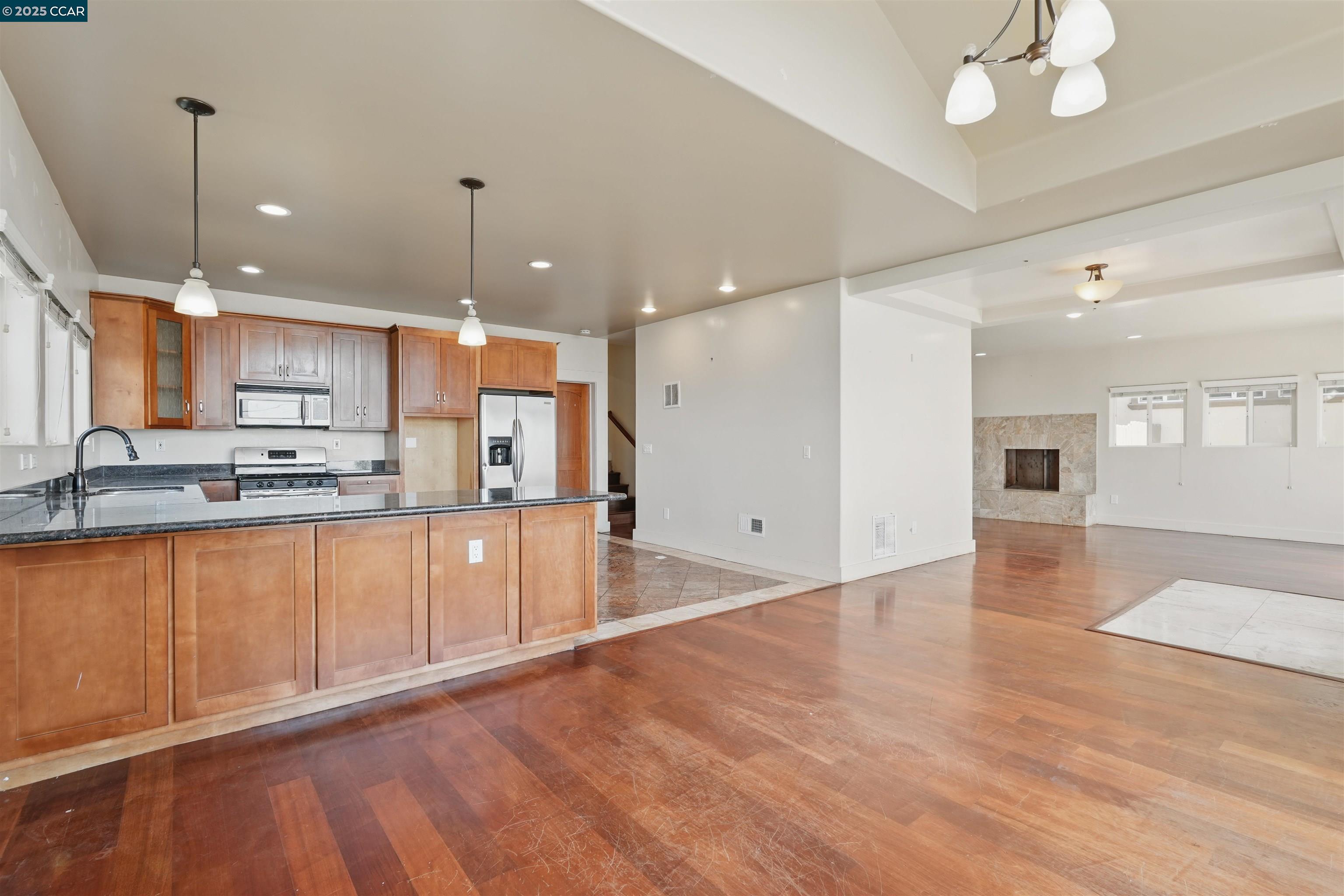 Detail Gallery Image 6 of 40 For 3727 Delmont Ave, Oakland,  CA 94605 - 4 Beds | 4 Baths
