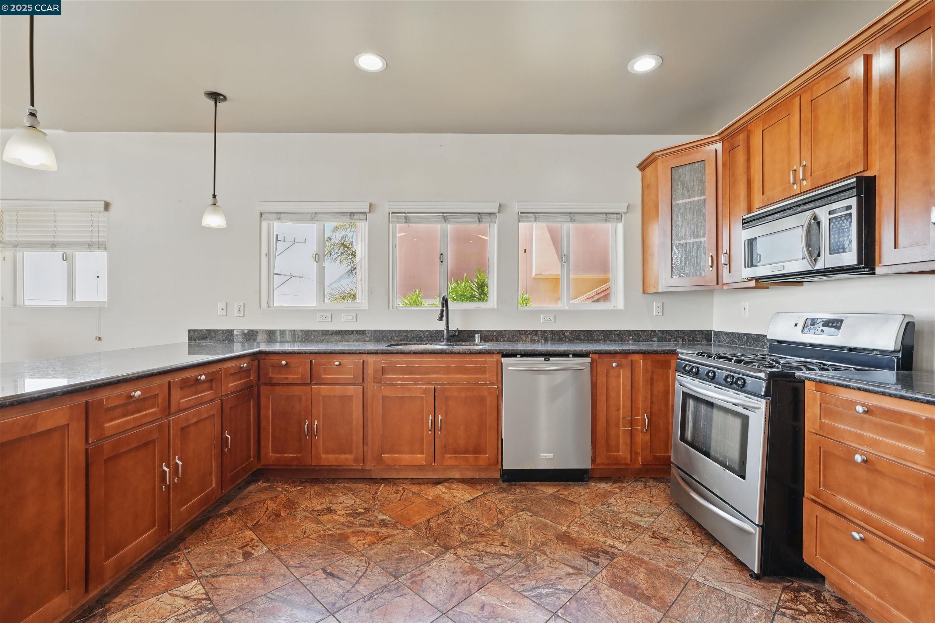 Detail Gallery Image 8 of 40 For 3727 Delmont Ave, Oakland,  CA 94605 - 4 Beds | 4 Baths